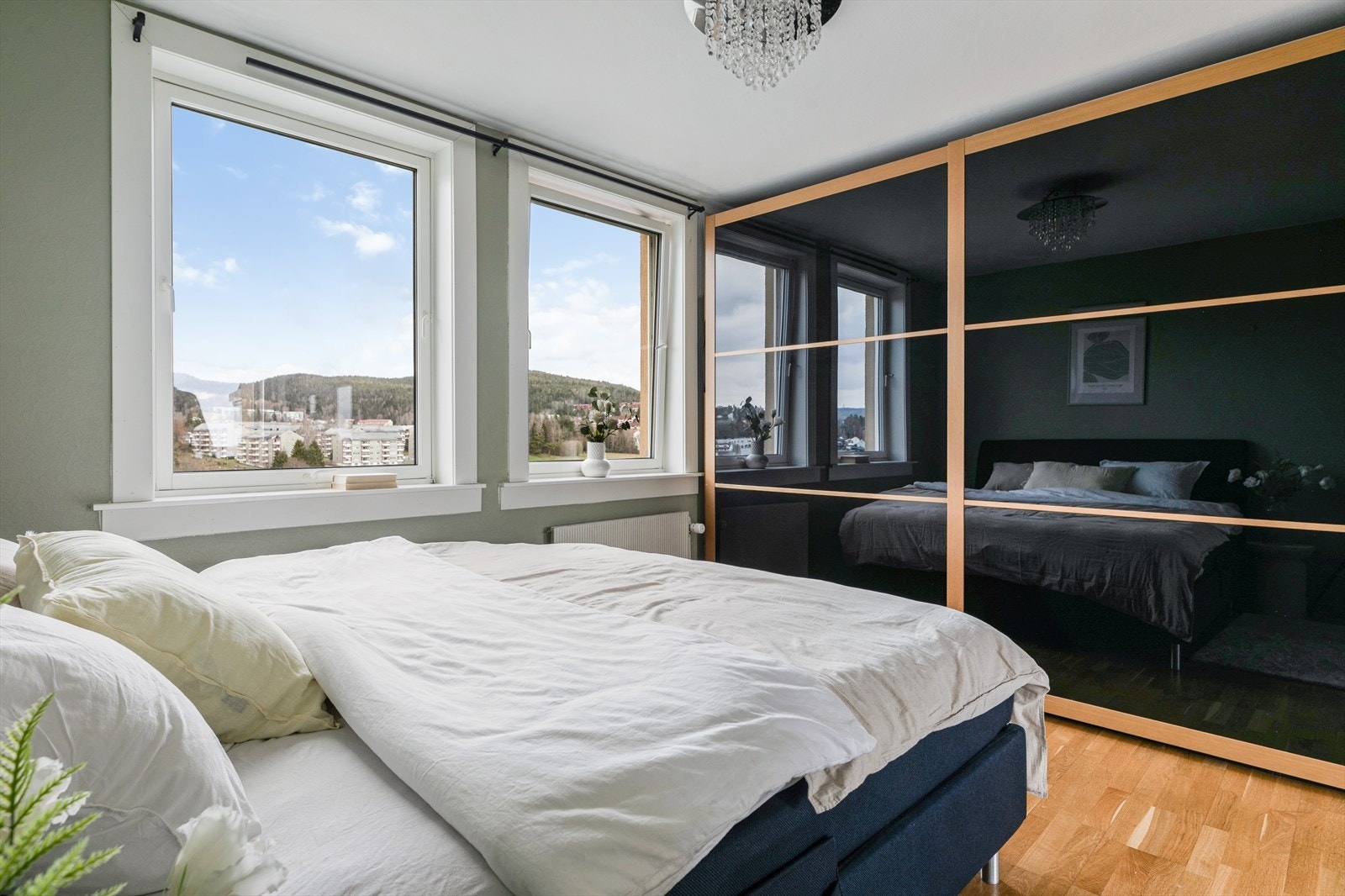 God garderobeløsning med glassdører som tilbyr mye lagringsplass. Galleribilde