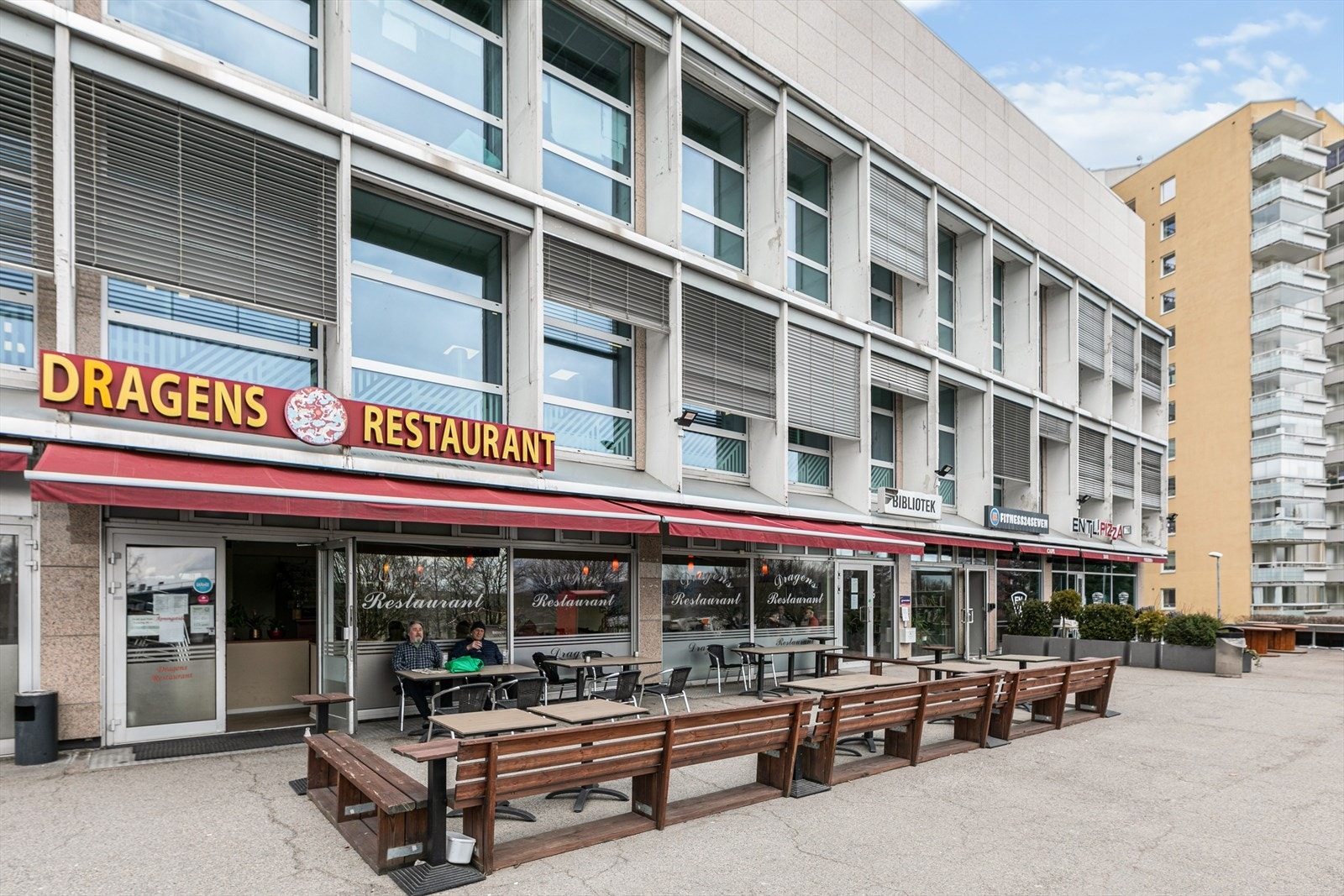 Det finnes gode mat tilbud i området som bla. "dagens restaurant" og "en til pizza". Galleribilde