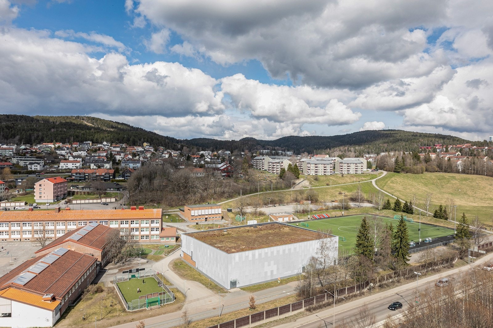 Dette er et barnevennlig område omringet av naturlige omgivelser og med fine, grønne fellesarealer. Galleribilde