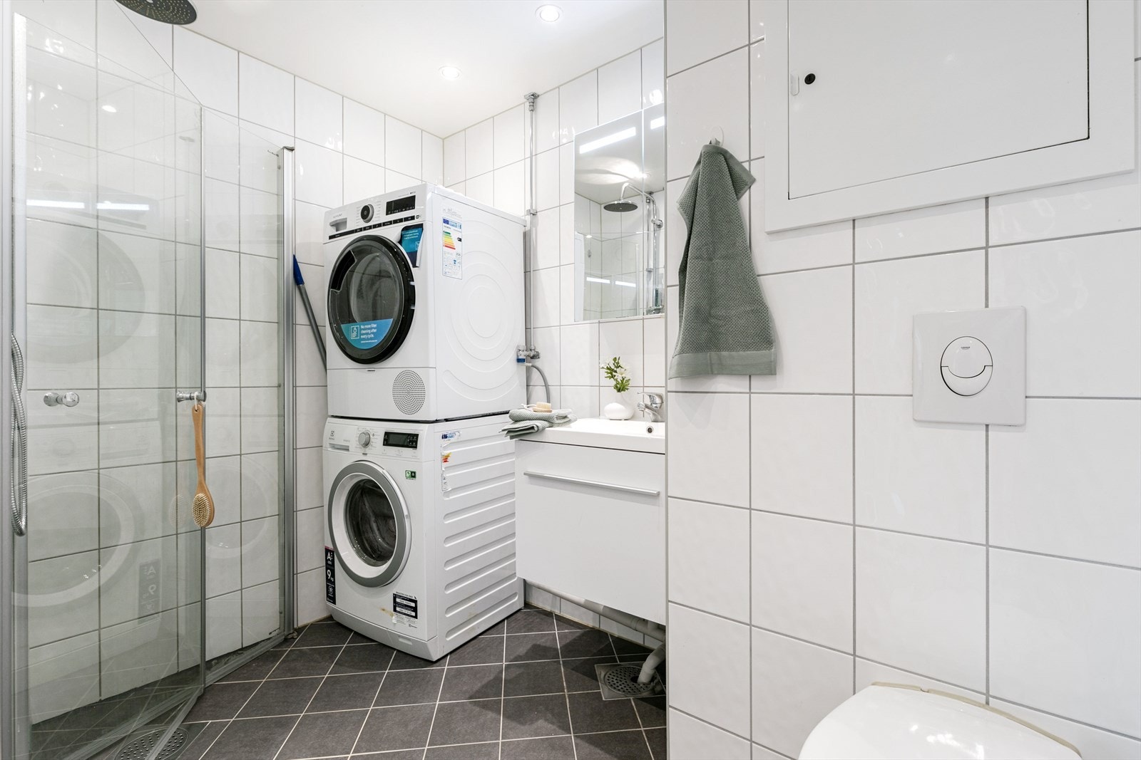 Nyoppusset bad fra 2015 med flislagte vegger og gulv. Himlingen er malt og har innfelte downlights. Galleribilde