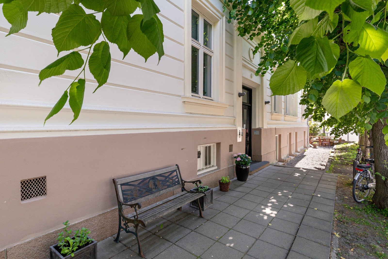 Tomten er pent opparbeidet med vakre blomster, busker og plantet hekk. Galleribilde