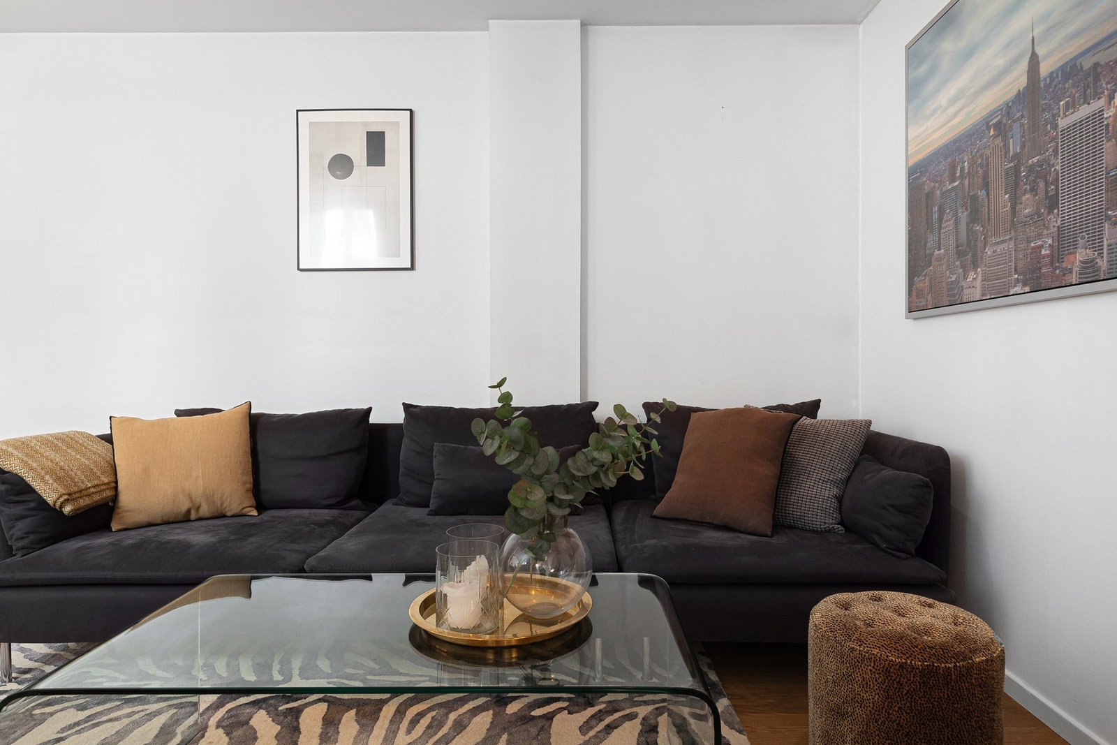 Leiligheten inneholder stue med plass til sofahjørne, spiseplass og kontorløsning. Galleribilde