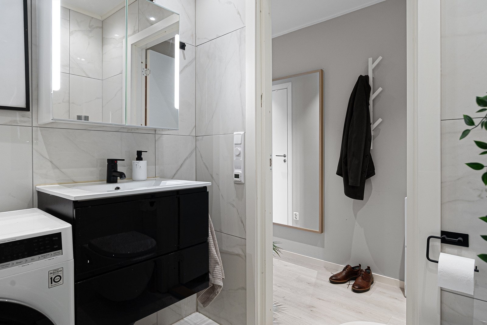 Flott oppusset bad med varmekabler i gulv og opplegg for vaskemaskin. Galleribilde