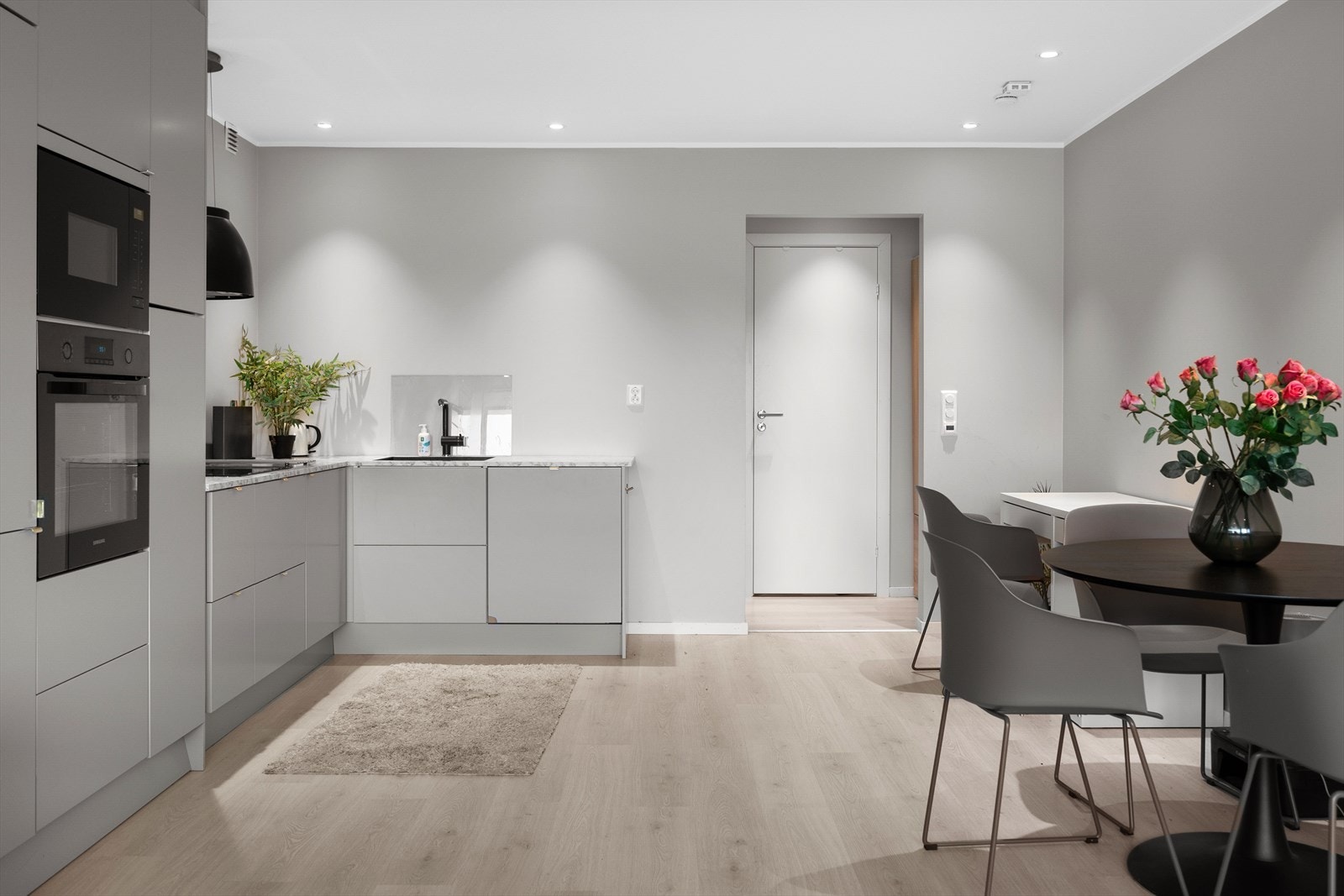 God plass til spisebord og sofagruppe Galleribilde