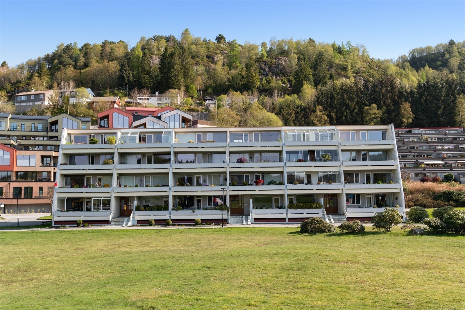 Leiligheten har en sentral beliggenhet i Åsane med kort gange til god bussforbindelser og butikk. Galleribilde
