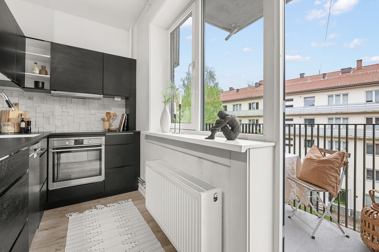 Når du står i leiligheten med åpne dører ut til balkongen, forstår du fort at dette er en viktig del av leiligheten. Galleribilde