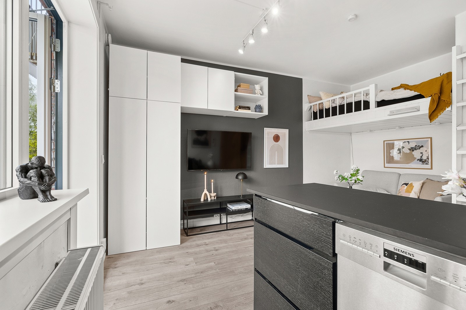 Den åpne løsningen mellom stue og kjøkkken sørger for sosiale stunder under matlagingen. Galleribilde