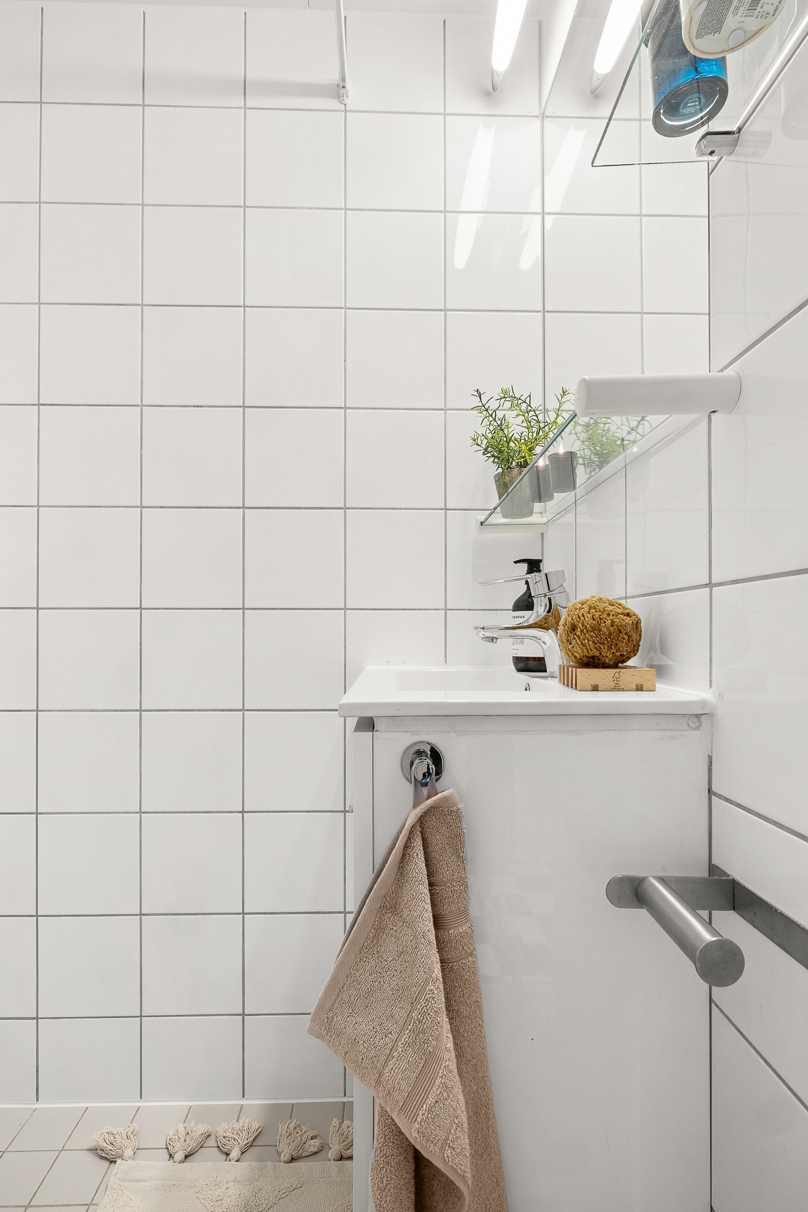 Boligens helfliset baderom ligger rett ved stuen og inngangspartiet. Galleribilde