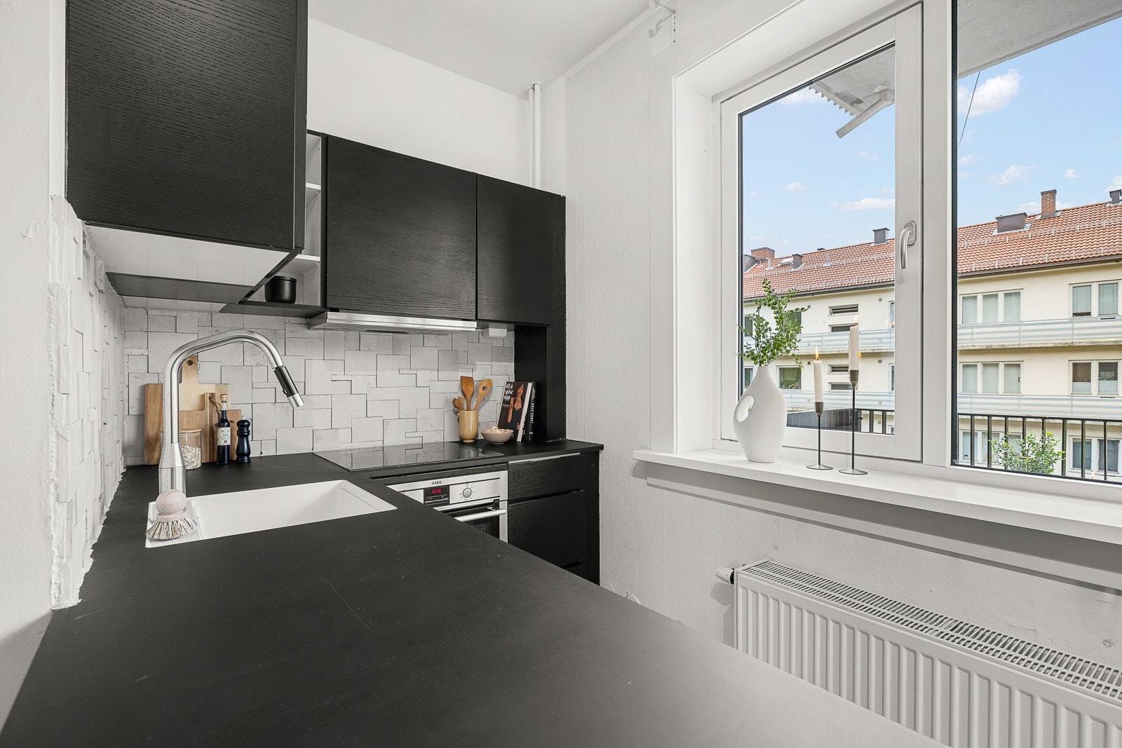 Et kjøkken hvor det å lage mat vil være en glede og den åpne løsningen mellom stue og kjøkken vil gjøre serveringen enkel. Galleribilde