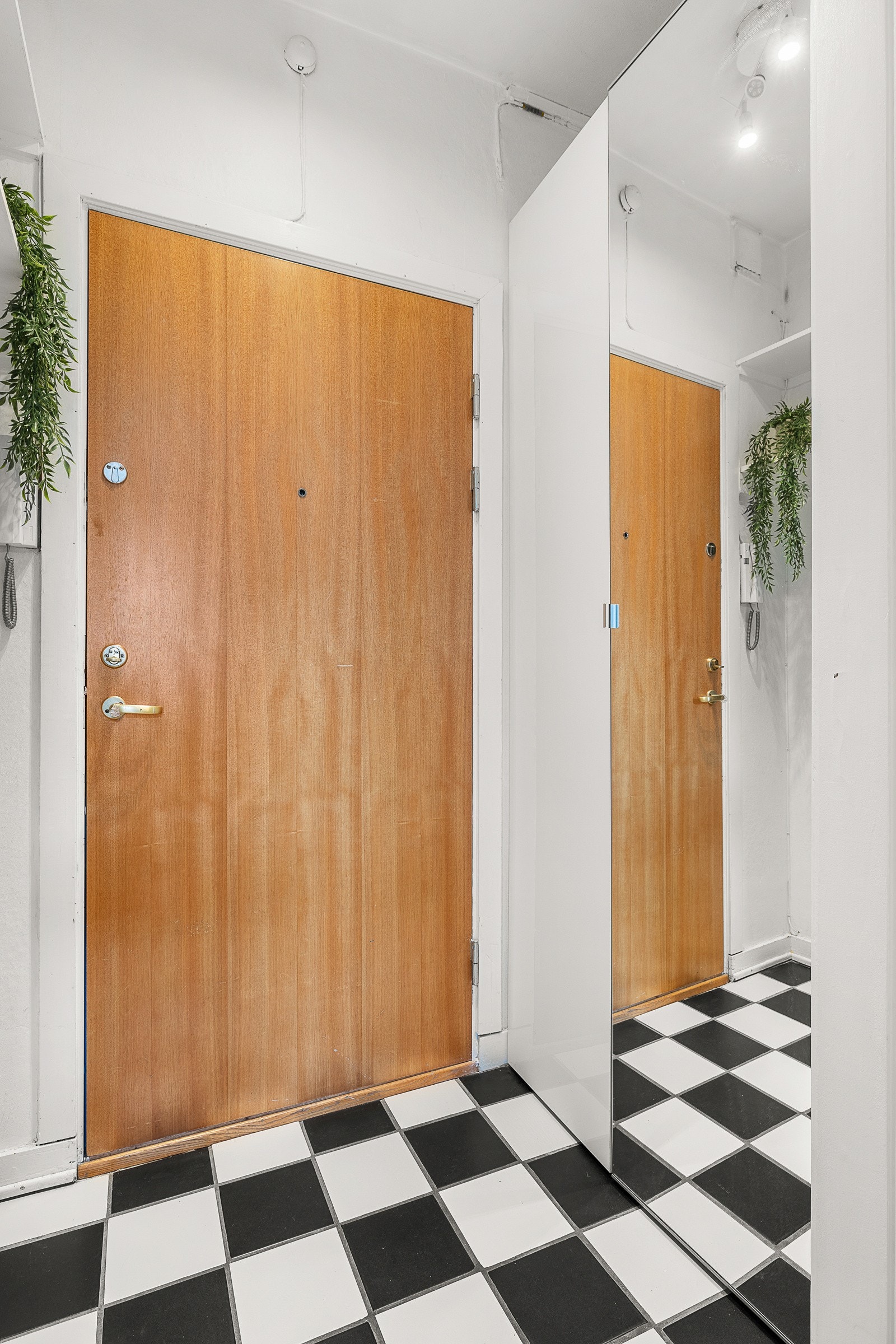 Langs den ene veggen er det garderobeskap som sørger for oppbevaring. Galleribilde