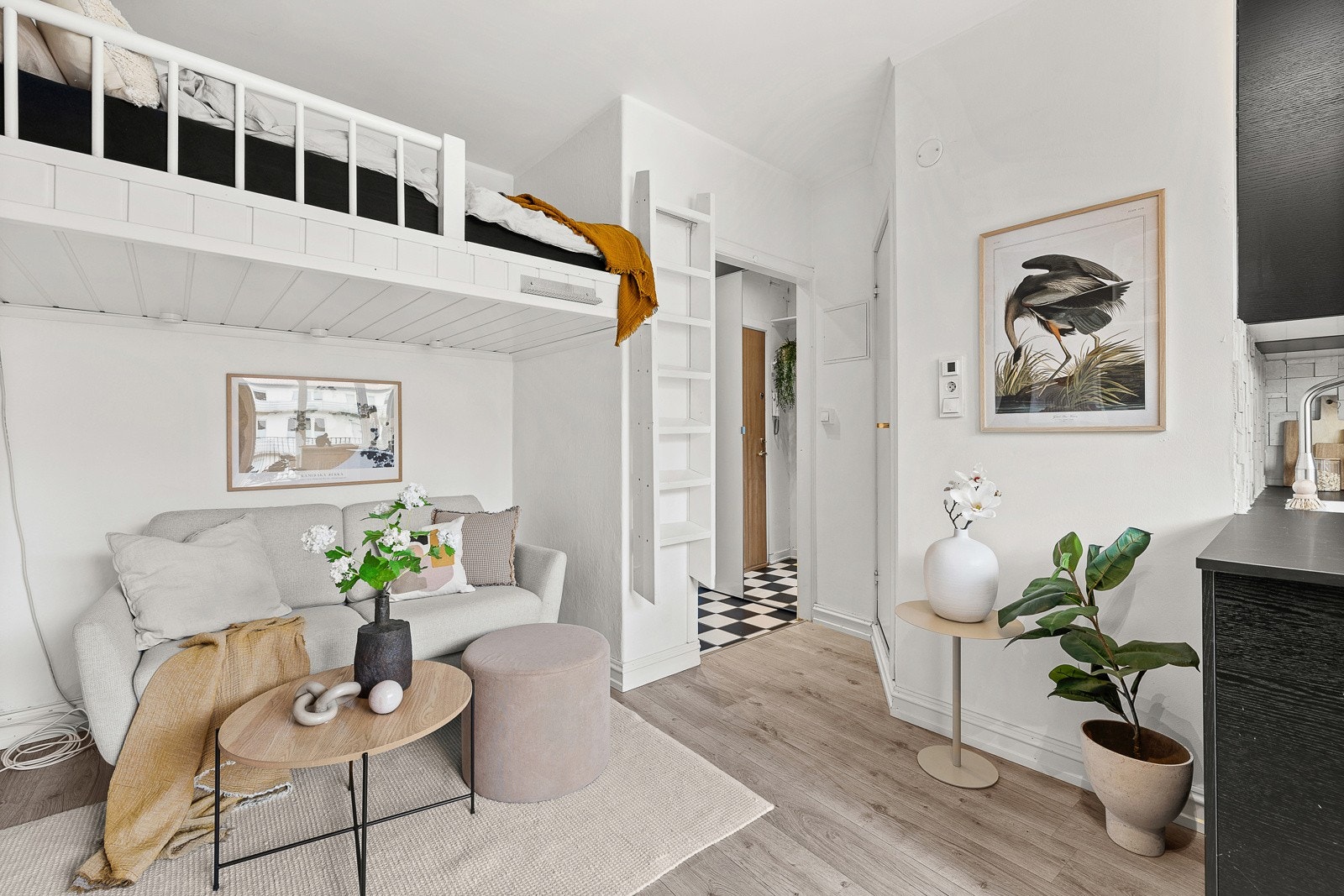 Stuen innredes enkelt med ønsket sofagruppe og annet passende møblement. I tillegg er det plassbygget hems. Galleribilde