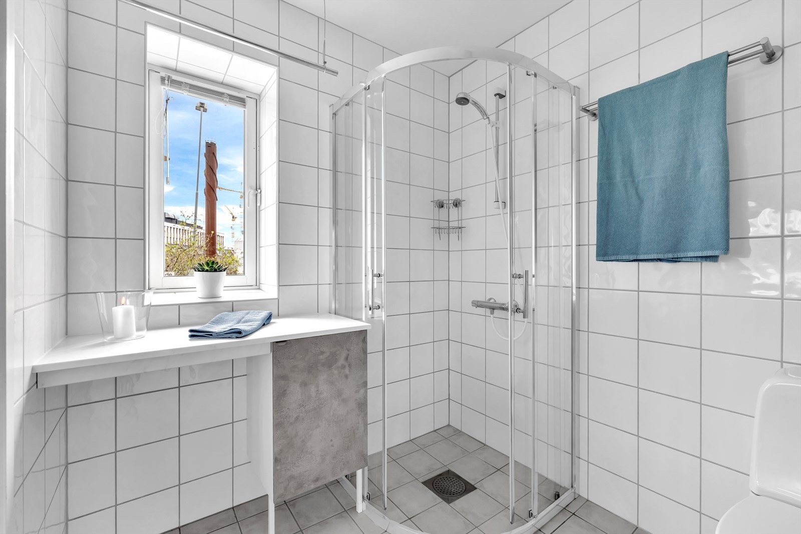 Naturlig lysinnslipp med vindu på badet Galleribilde