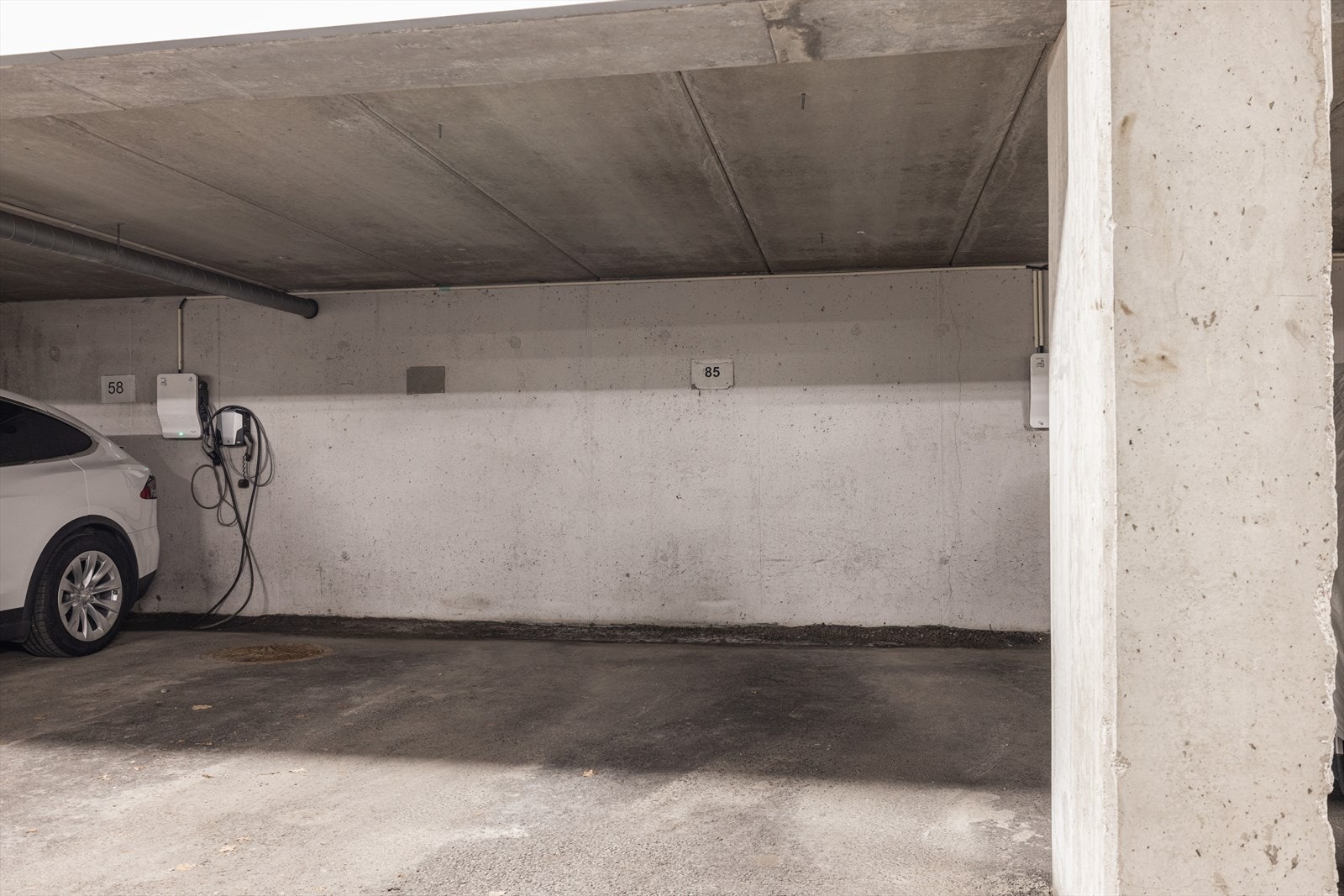 Parkeringsplass med opplegg for el-lader Galleribilde