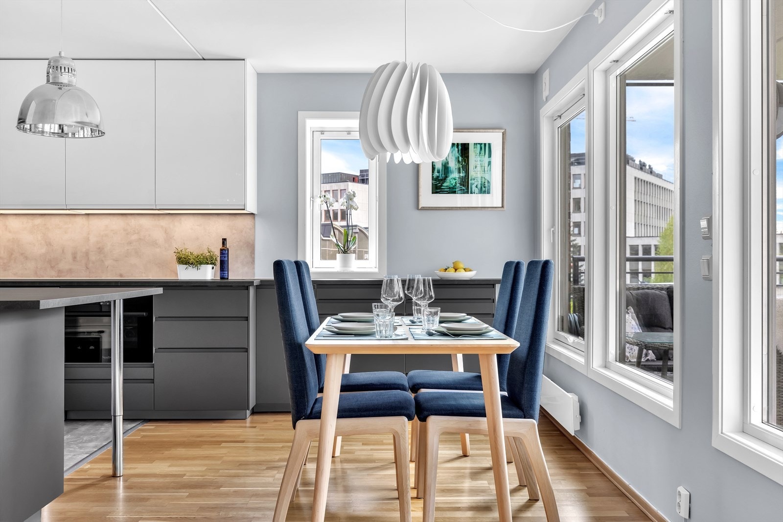 I boligen er det god plass til langbord. Fint for deg som liker å invitere til de store begivenhetene Galleribilde
