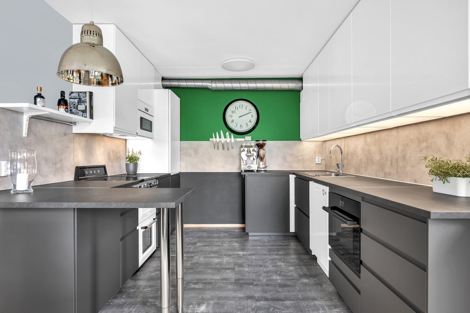 Ikea kjøkkeninnredning fra 2019 med mekaniske avtrekk Galleribilde