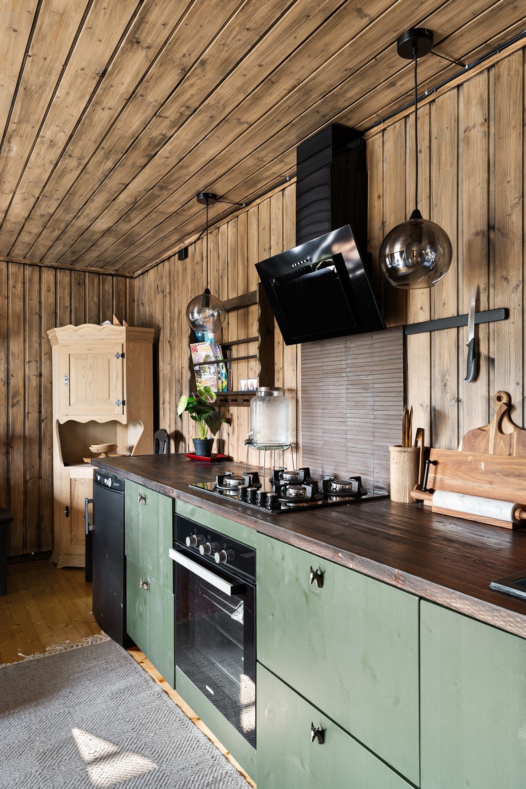 Det er koketopp, stekeovn og kjøleskap i kjøkken, som alle drives av gass. Kjøkkenventilator med avtrekk ut. Galleribilde