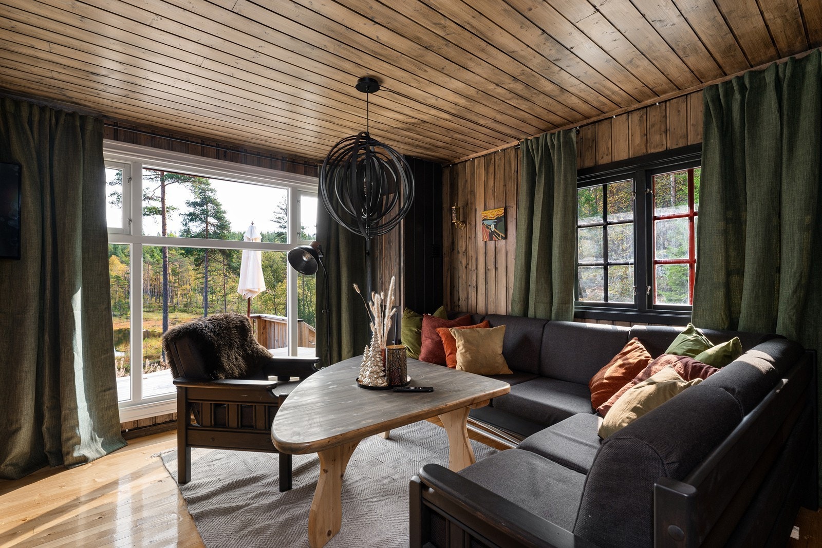 I stuen er det god plass til sofagruppe. Galleribilde