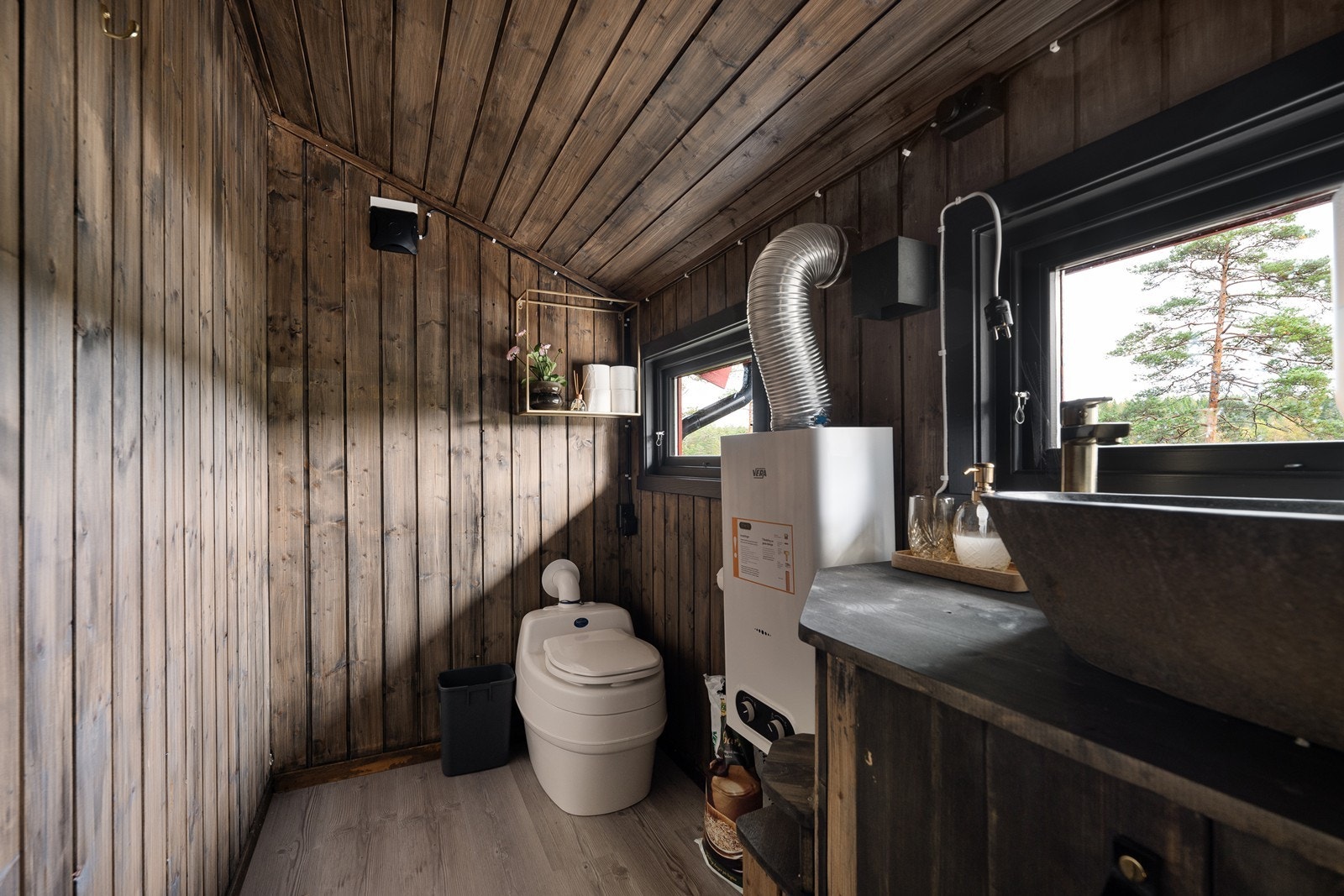 Toalettrom hvor det også er avsatt plass til dusj som medfølger. Galleribilde