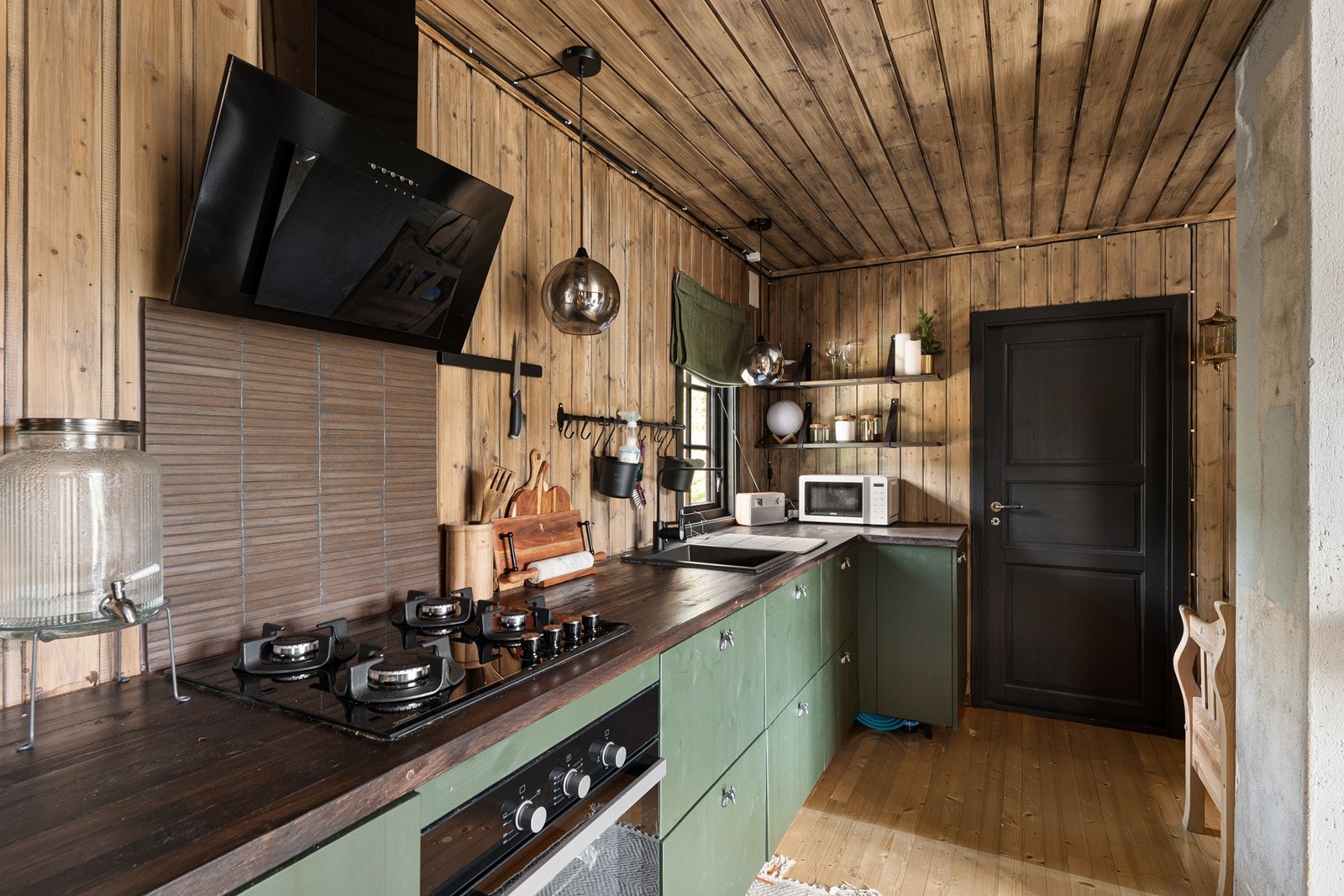 Svært pent og oppgradert kjøkken med mye skap- og benkeplass. Galleribilde