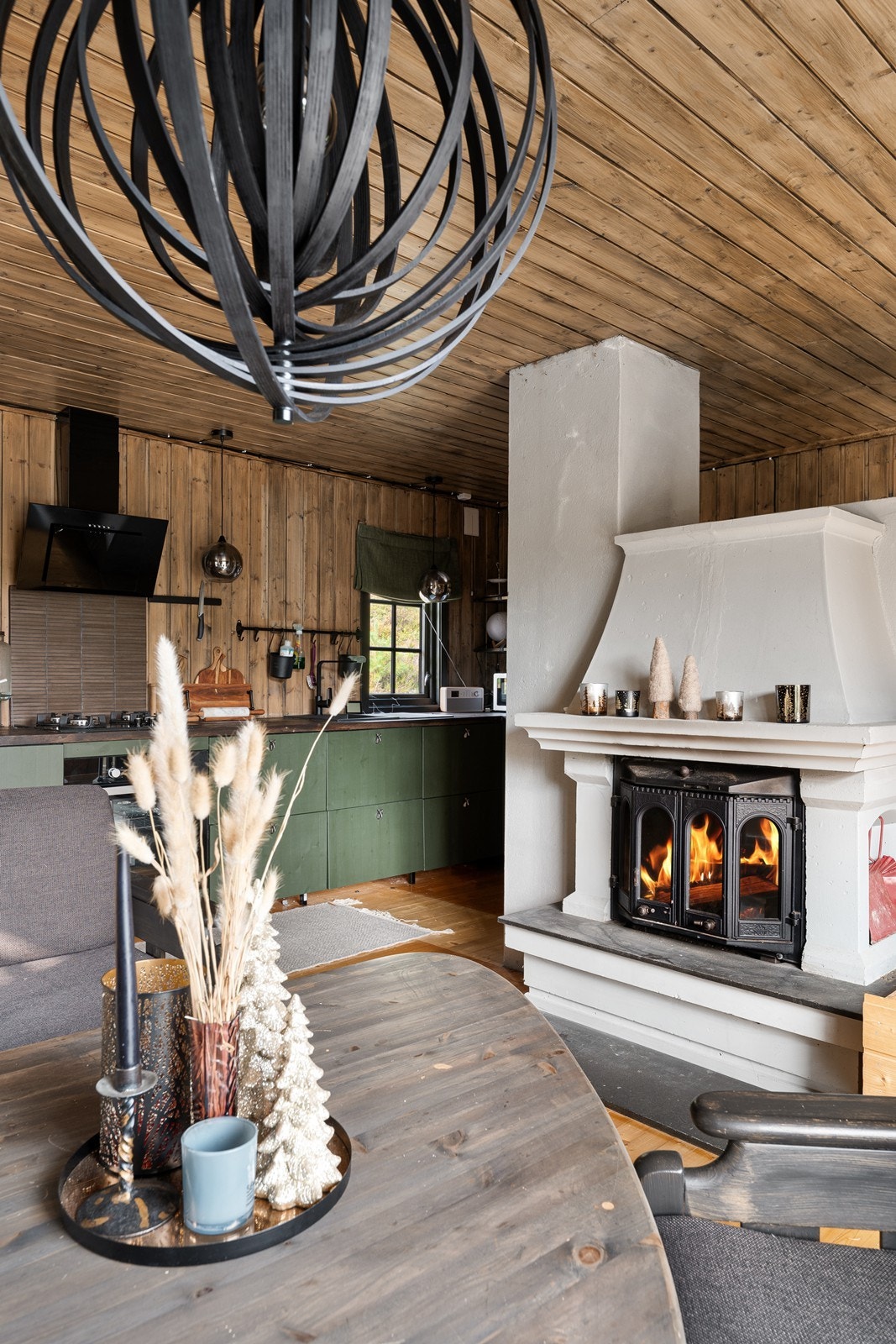 Stue og kjøkken i delvis åpen løsning med flott innsatspeis. Galleribilde