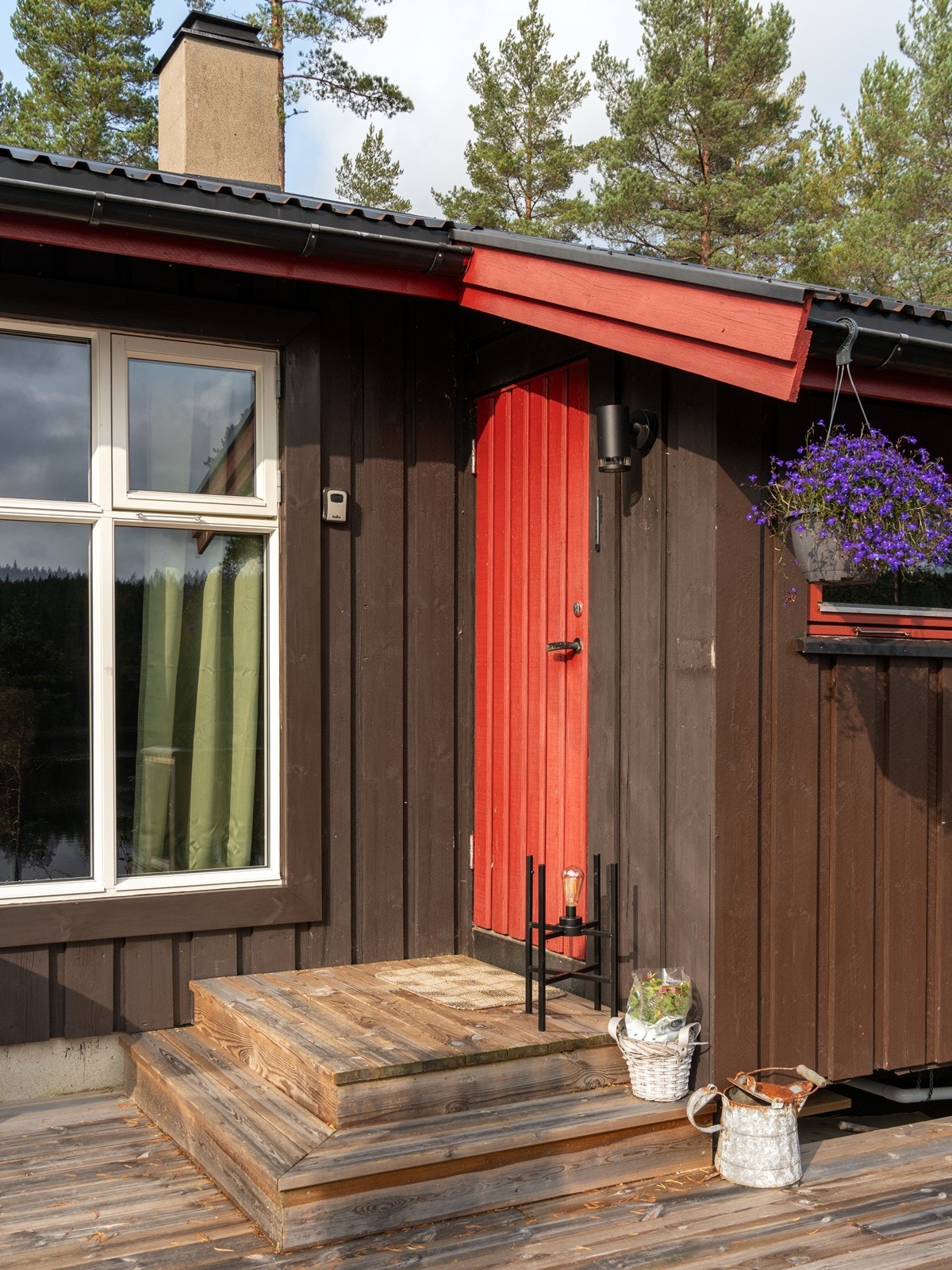 Inngangsparti via trapp og terrasse på fremsiden av bygget. Galleribilde