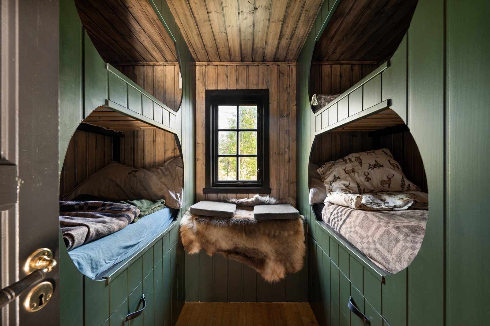 Soverom 2 med plassbygde køyesenger. Galleribilde