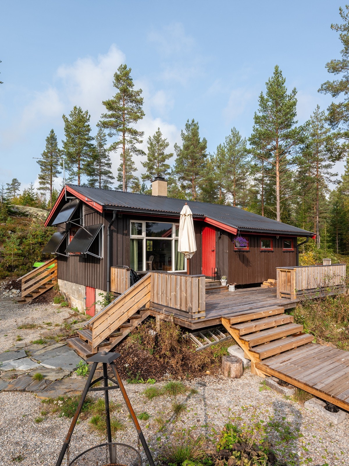 På veggen er det satt opp solcellepanel. Galleribilde