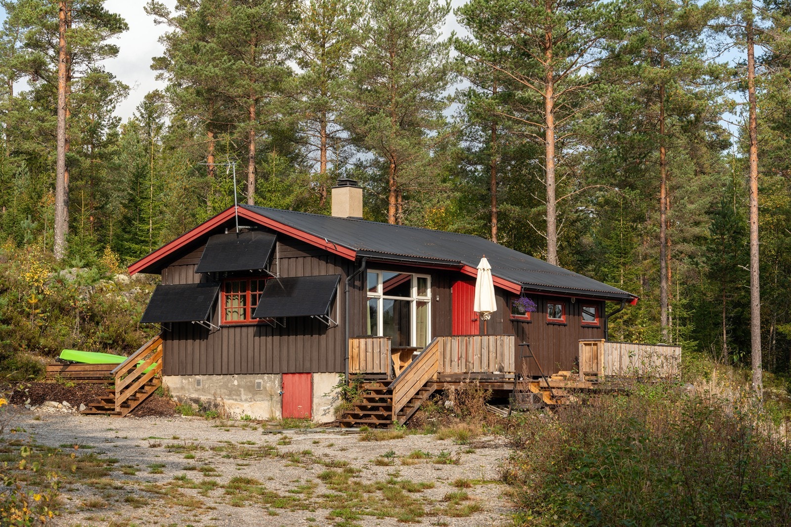 Hytta går ligger fint til i et usjenert skogsområde med umiddelbar nærhet til naturen. Galleribilde