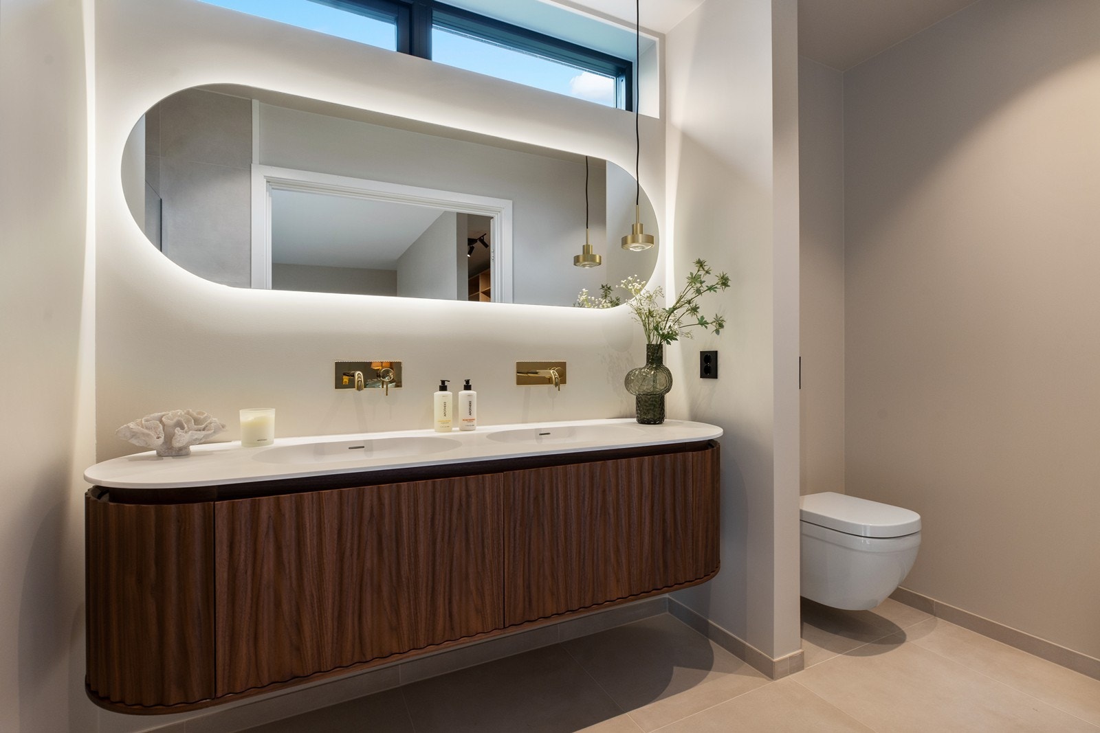 Meget delikat bad med høy standard på flis og innredning Galleribilde