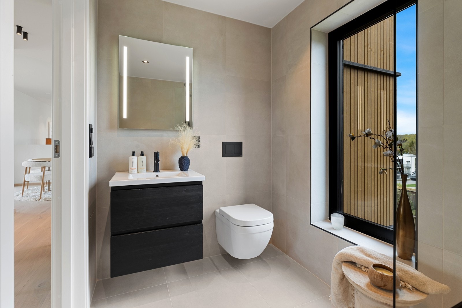 Stort bad med badekar ved soverommene Galleribilde