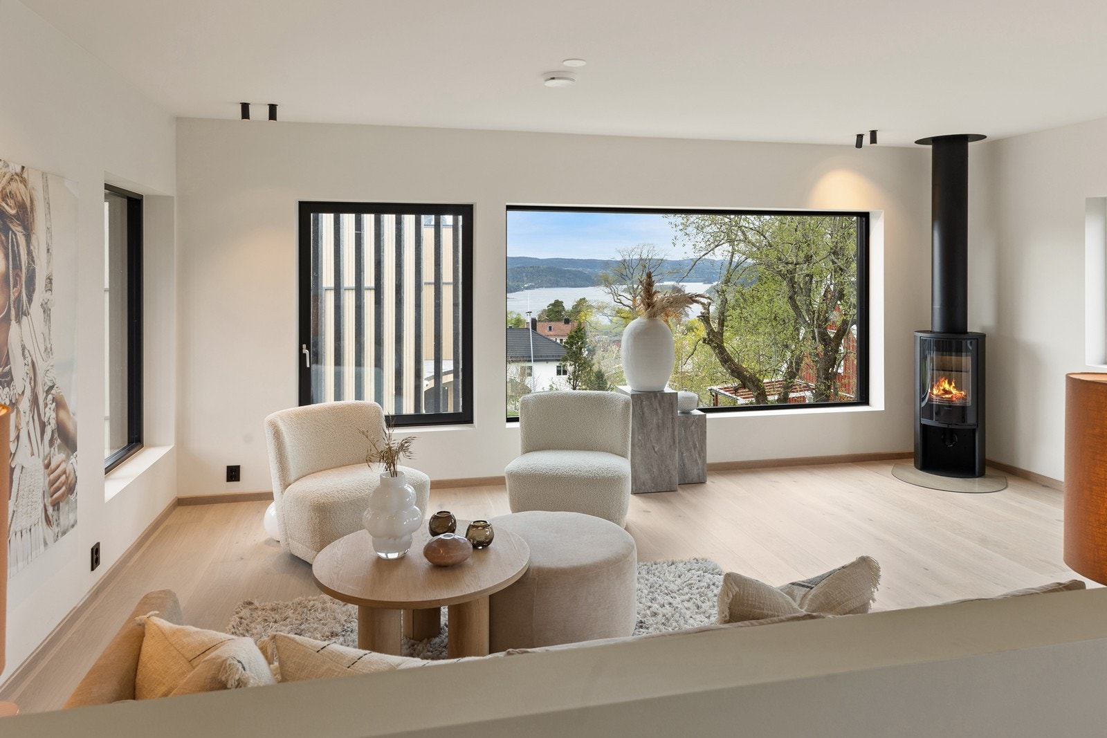 Lys og pen stue med utsikt mot sjøen! Galleribilde