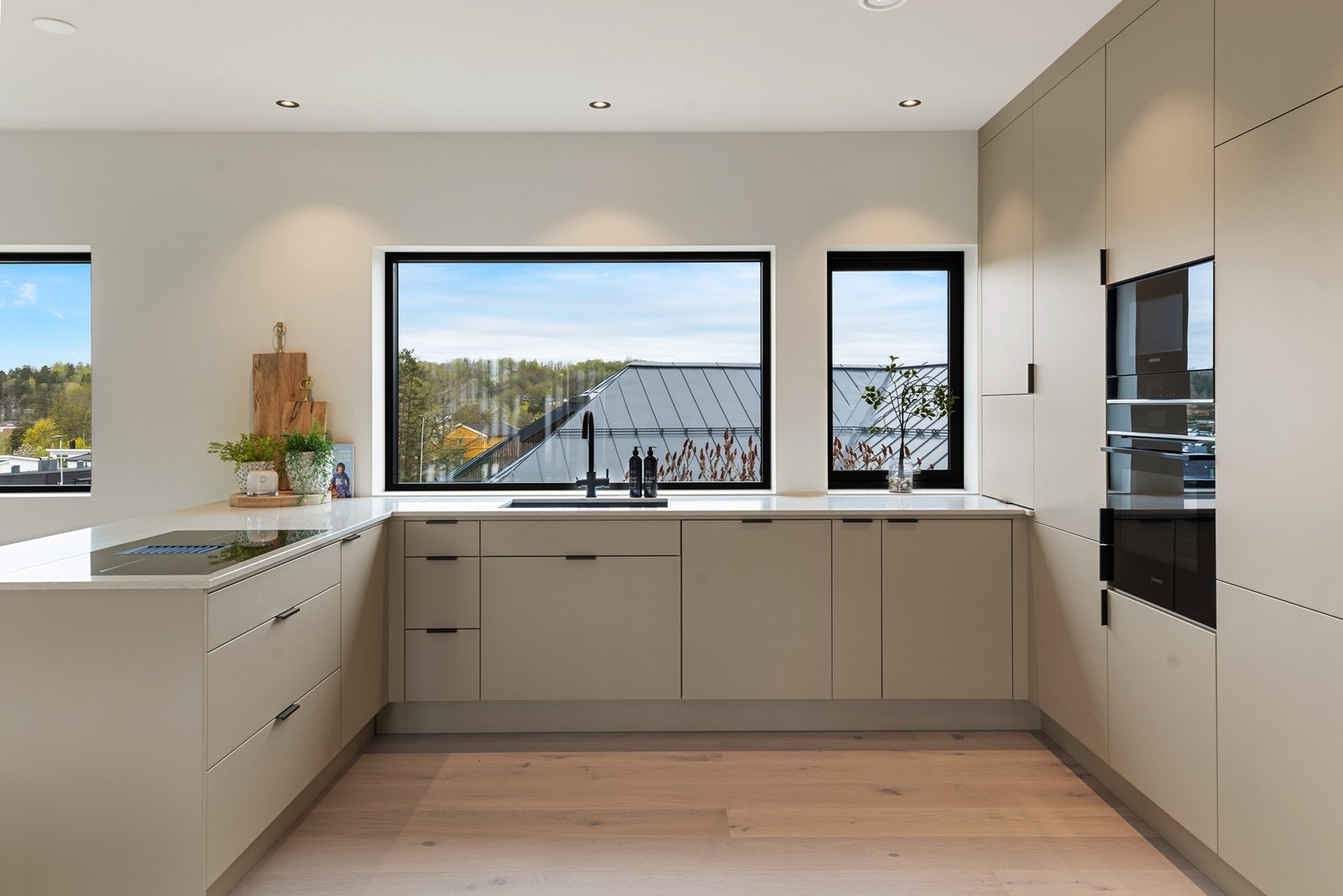 Stilrent og pent kjøkken med integrerte hvitevarer Galleribilde