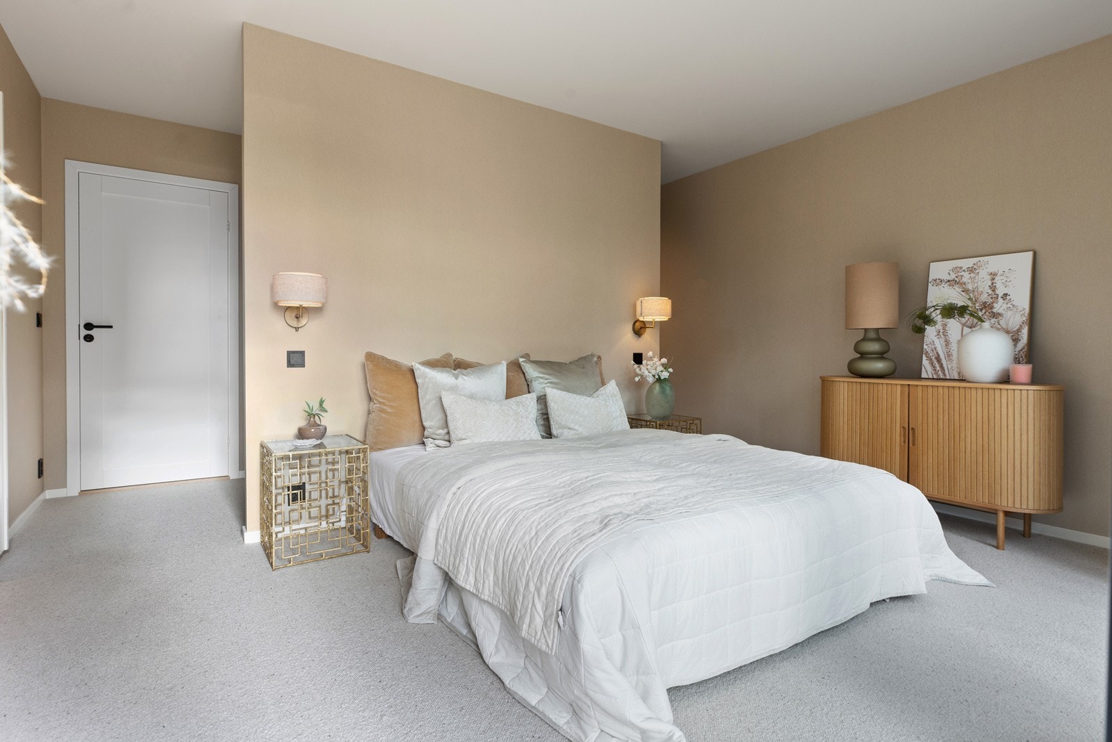 Egen avdeling med hovedsoverom, walk-in garderobe og eksklusivt bad. Fra soverom har du direkte utgang til terrasse med pergola. Fra soverom og terrasse har du sjøutsikt. Galleribilde