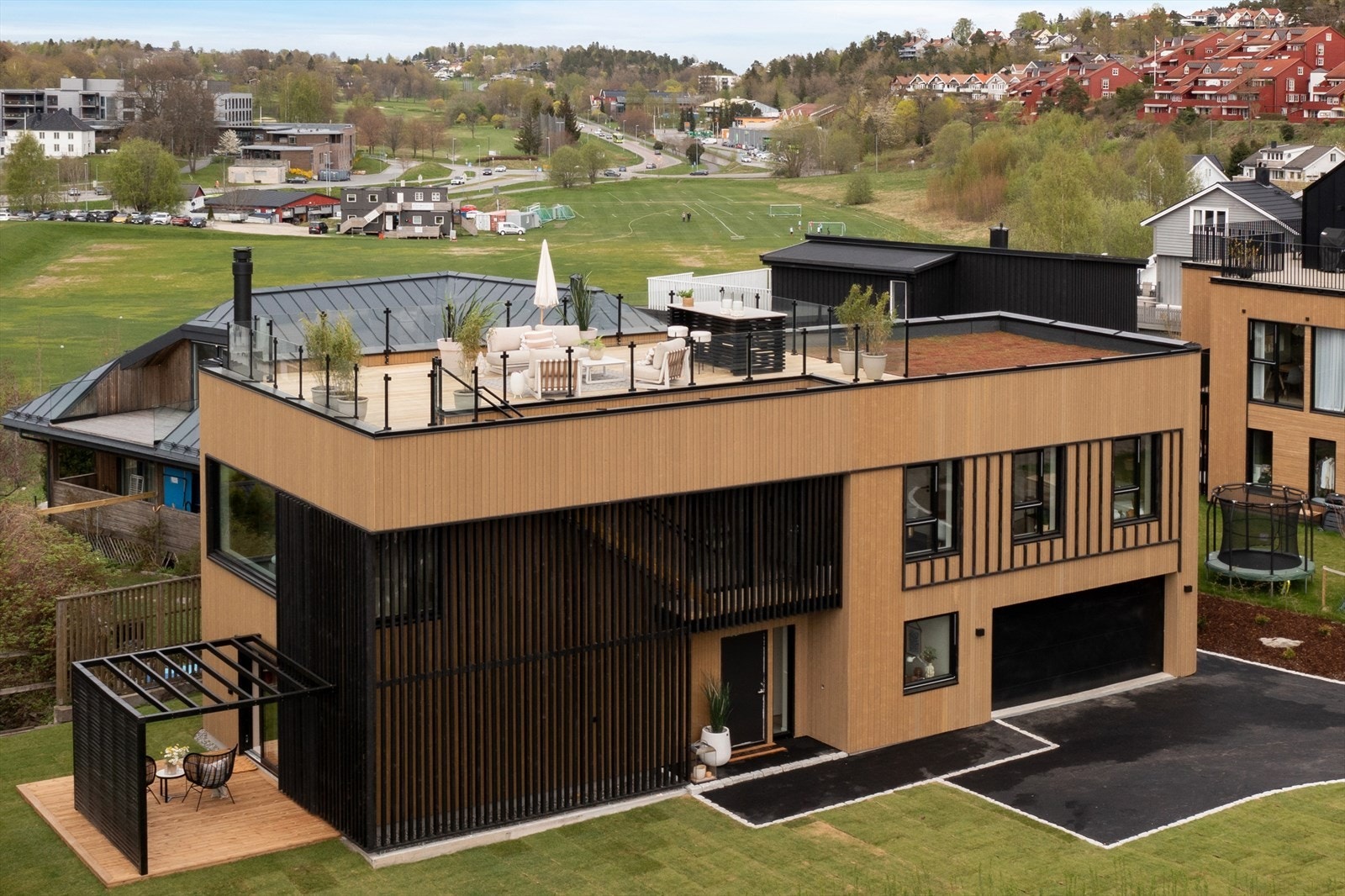 Velkommen til Holterteigveien 3 D! Presentert av Fredrik Martinsen i Attentus Galleribilde