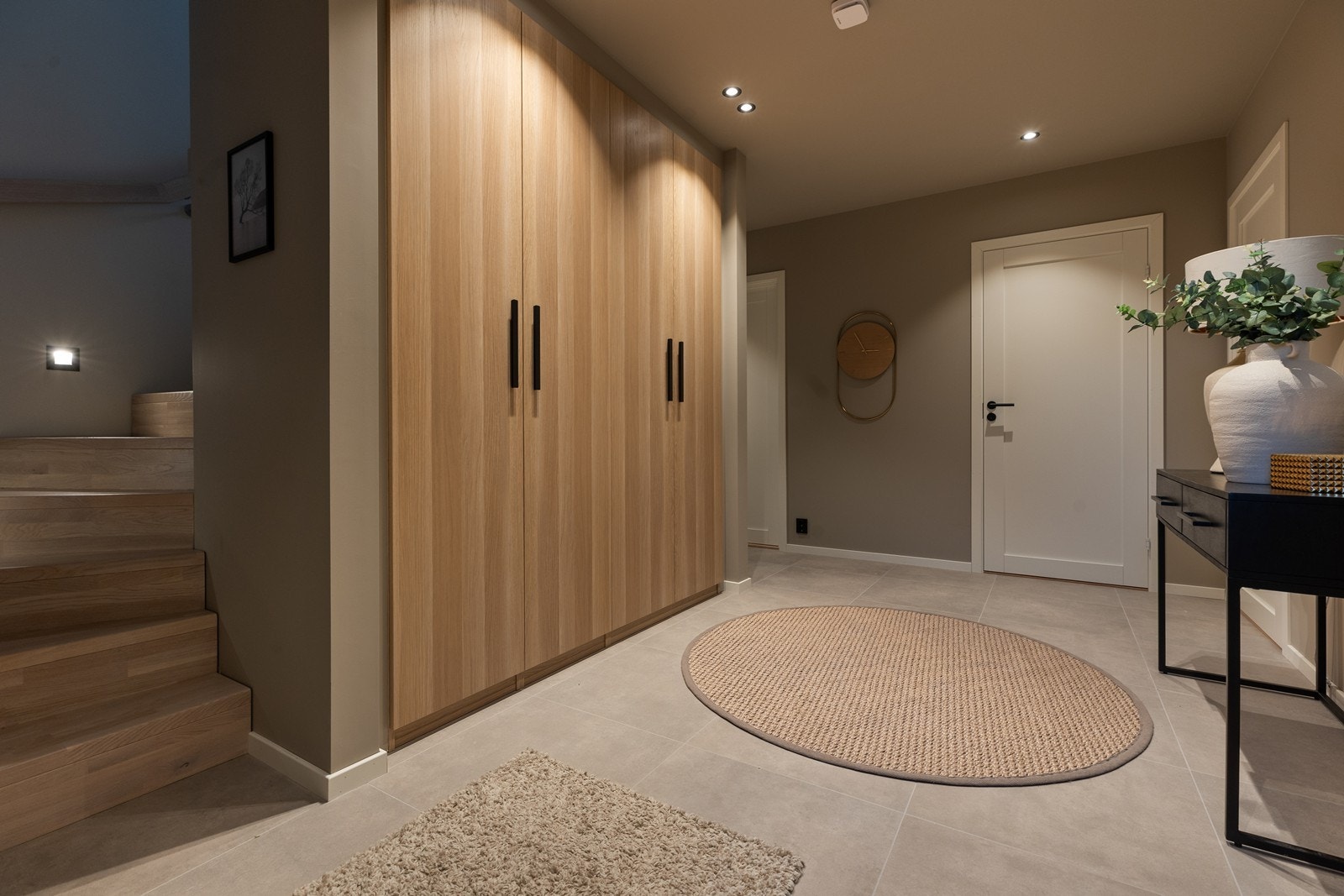 Romslig hall og garaderobe - Meget fint førsteinntrykk Galleribilde