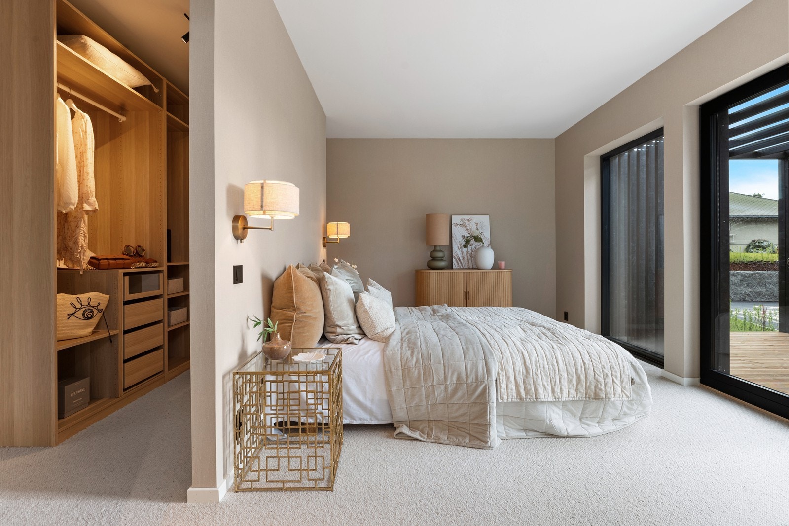 Walk-in garderobe - Teppe fra vegg til vegg og lampeter - Lun og behagelig følelse Galleribilde