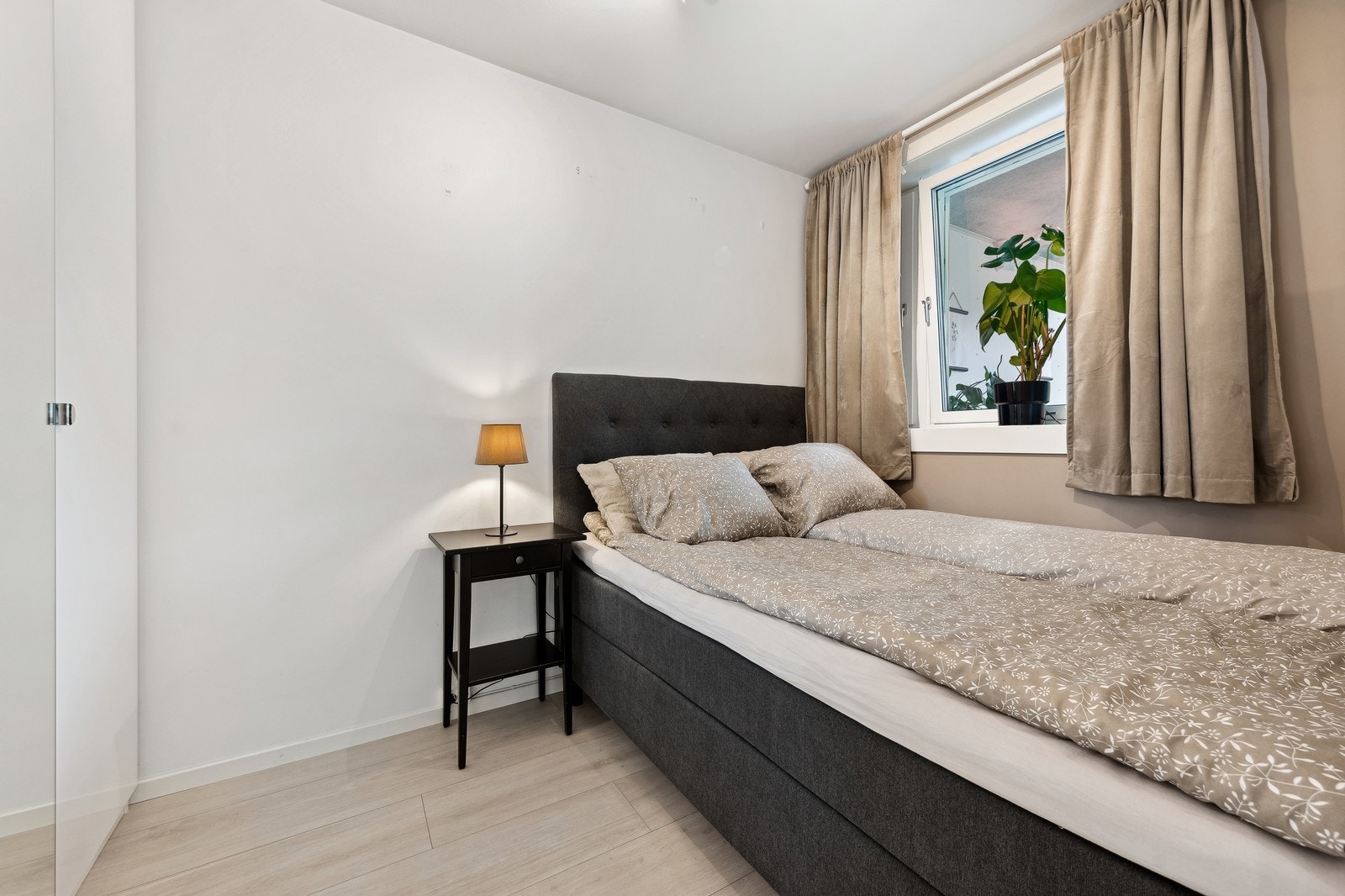 Soverom med garderobeskap og plass til dobbeltseng. Galleribilde