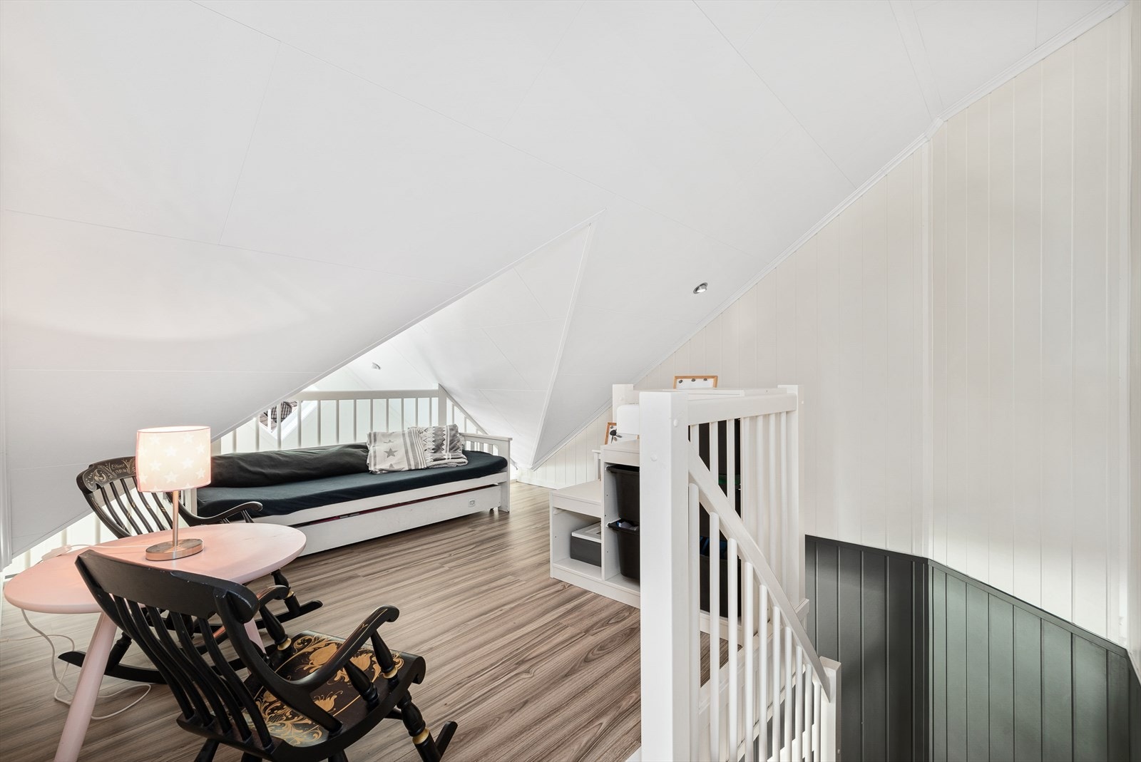 I loftsetasjen er det galleri ned til stuen, og plass til en liten sofa med mer. Galleribilde