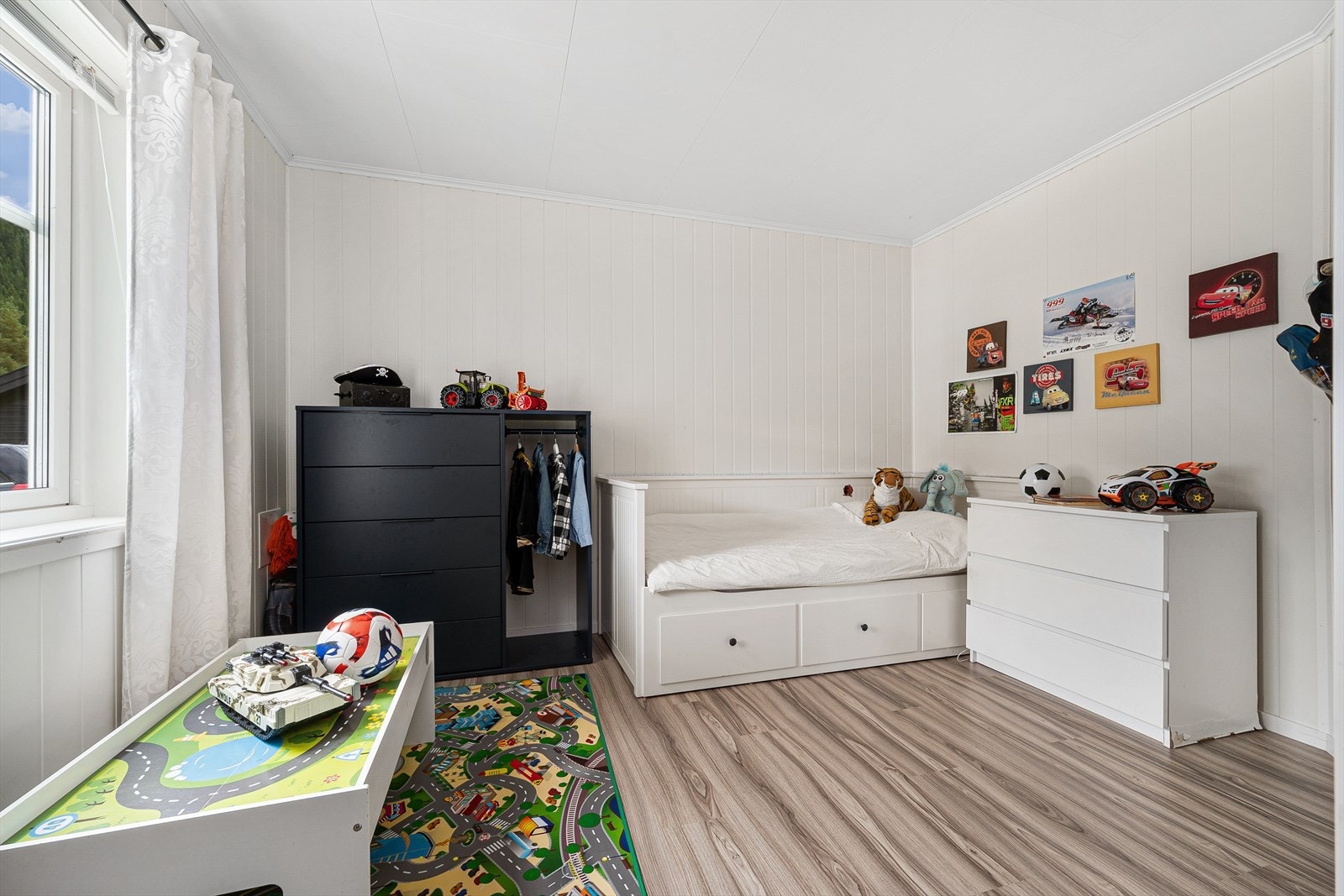 Dette soverommet er ca. 11 kvm og ligger i sokkeletasjen. Galleribilde