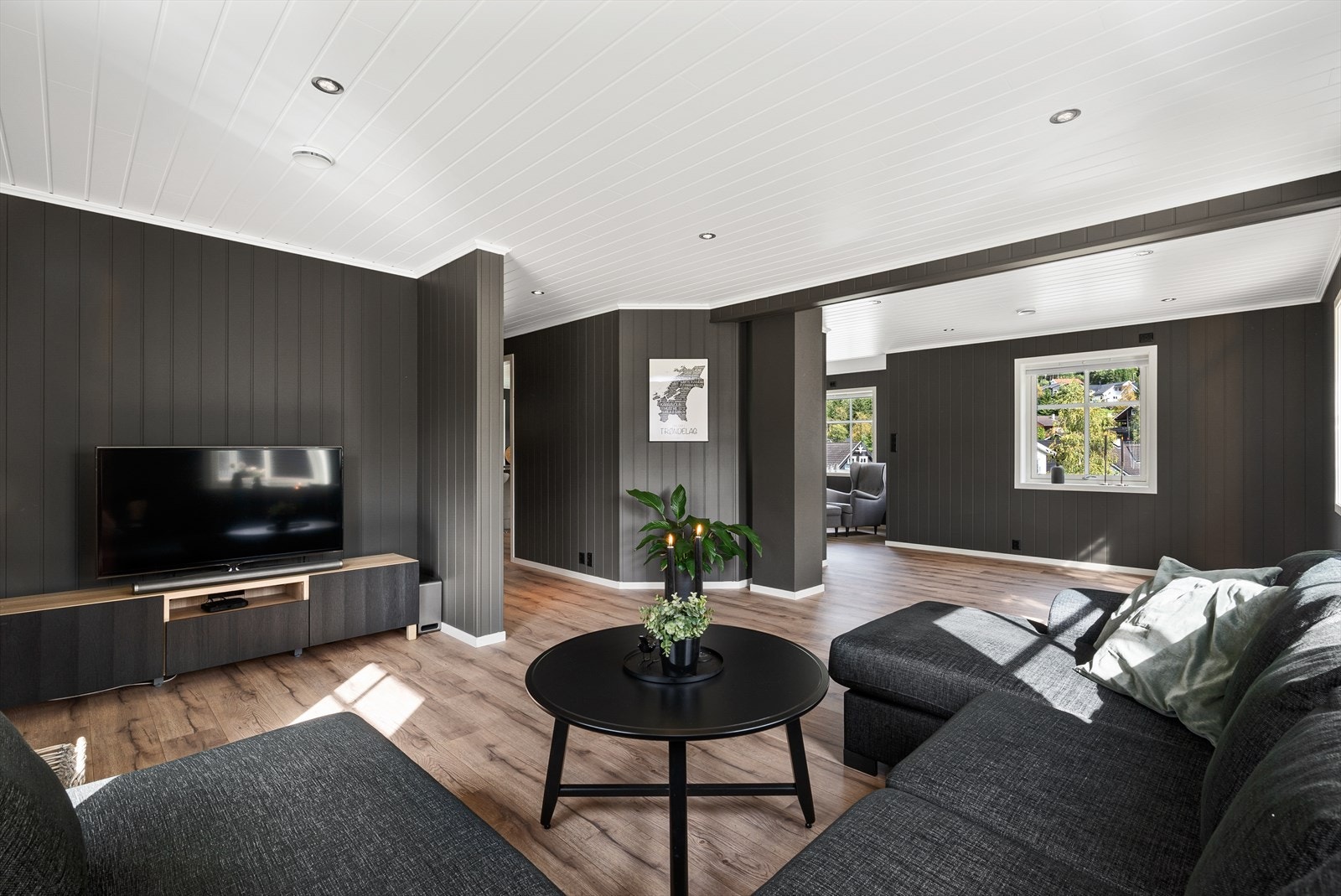 Stuen har gjennomgående dagslys og utgang til takterrassen. Downlights gir fin belysning ettermiddag og kveld. Galleribilde