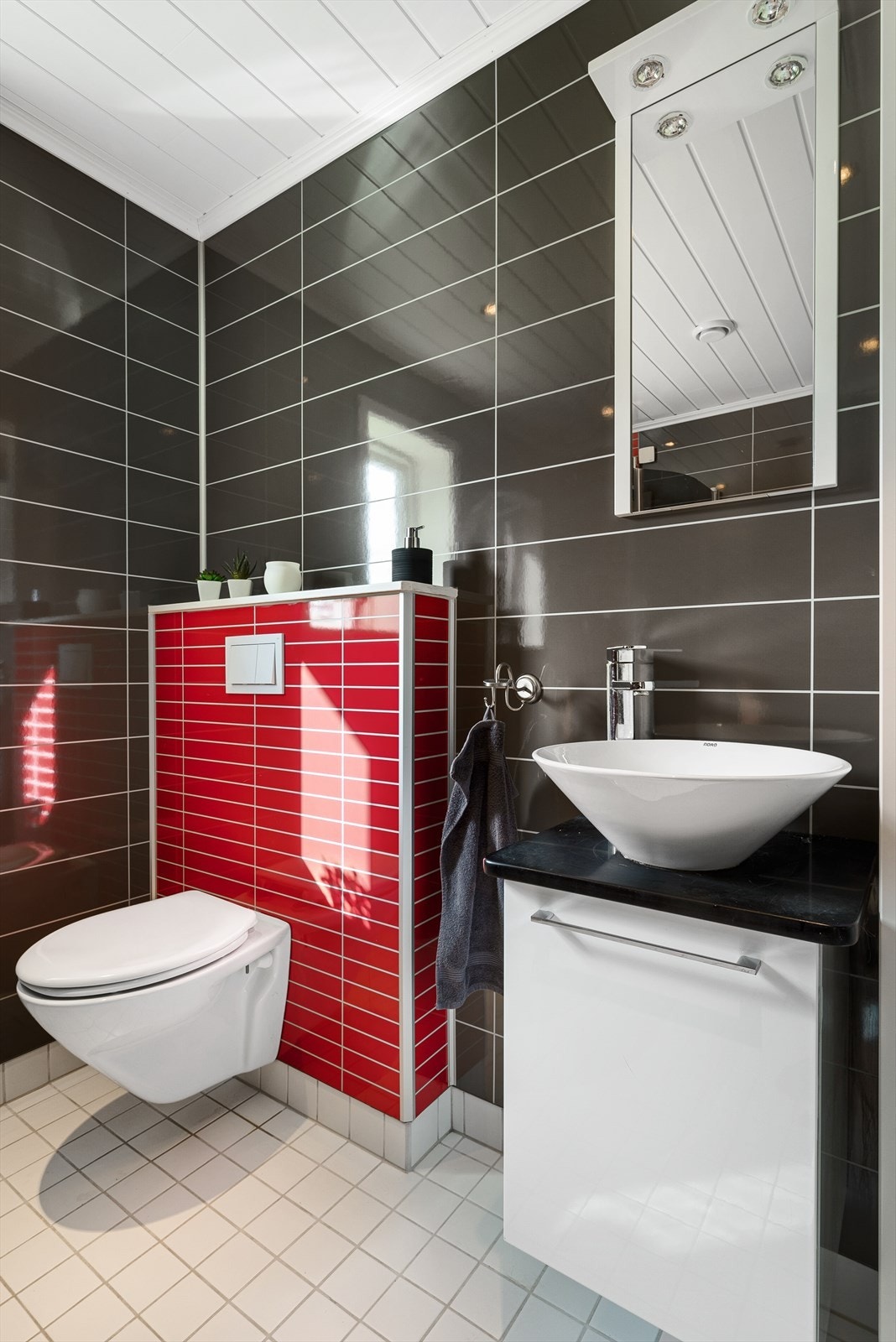 Badet har gulvvarme, gulvfliser, våtromsplater, downlights og mekanisk avtrekk. Galleribilde