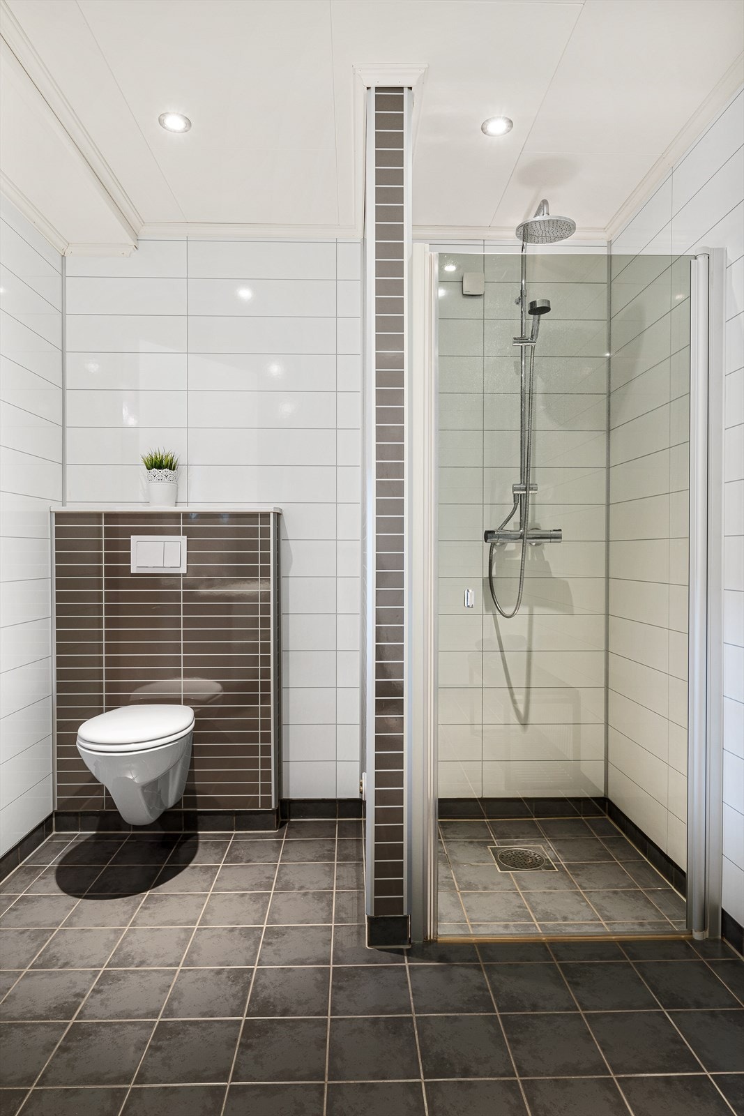 Det andre badet ligger i sokkeletasjen. Galleribilde