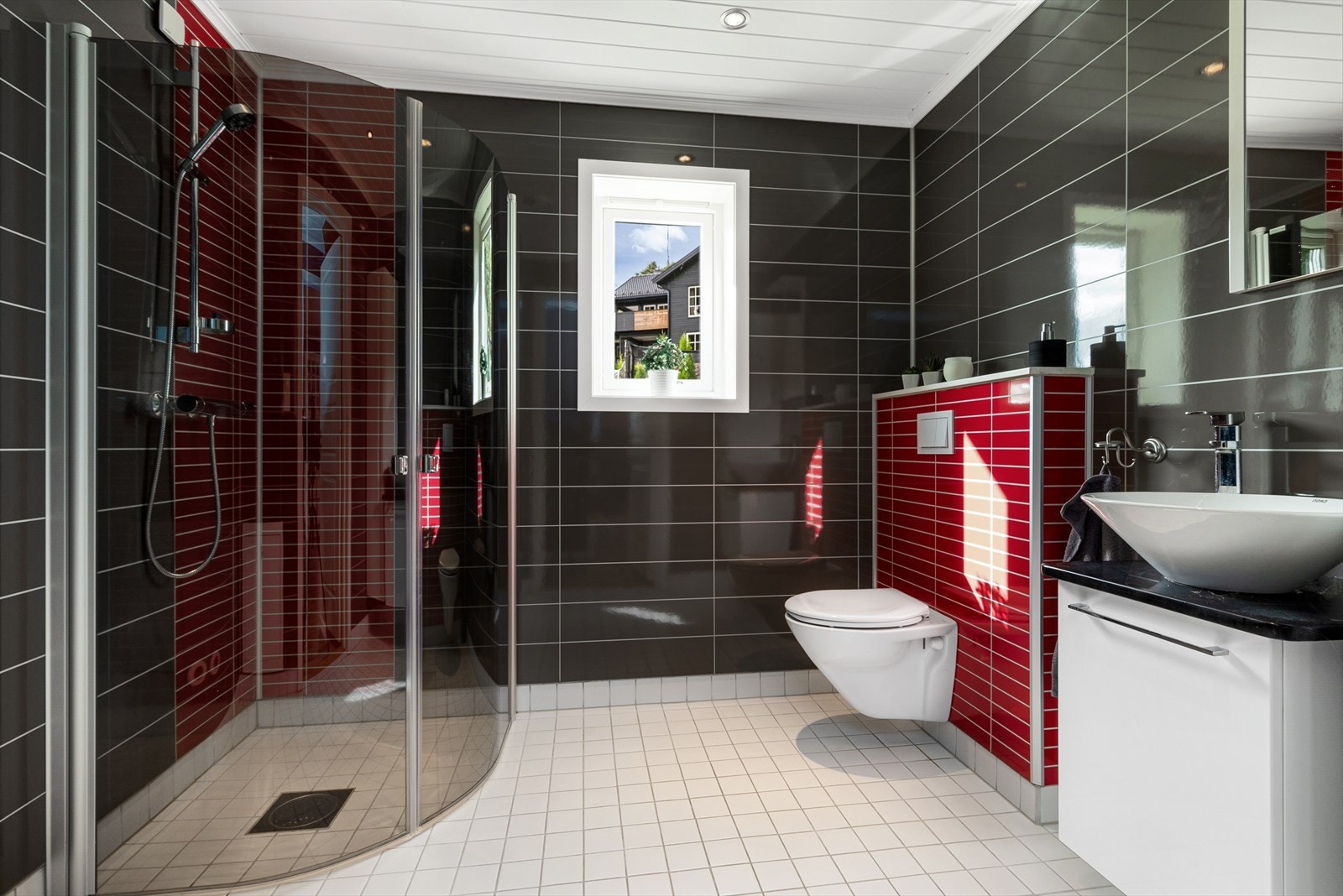Boligen har to bad med toalett og dusjløsning. Dette badet ligger i første etasje. Galleribilde