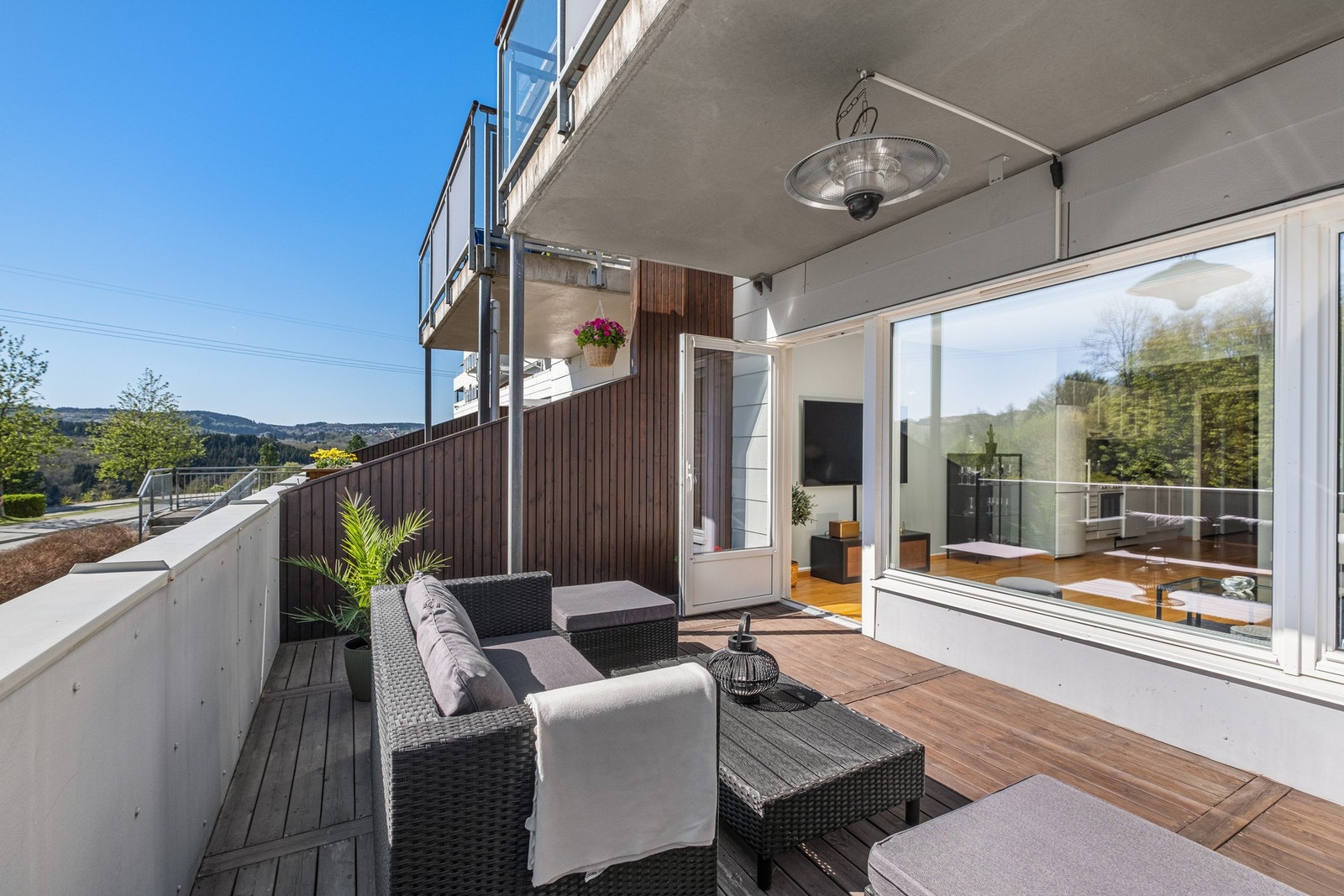 Flott og stor terrasse med gode solforhold! Galleribilde