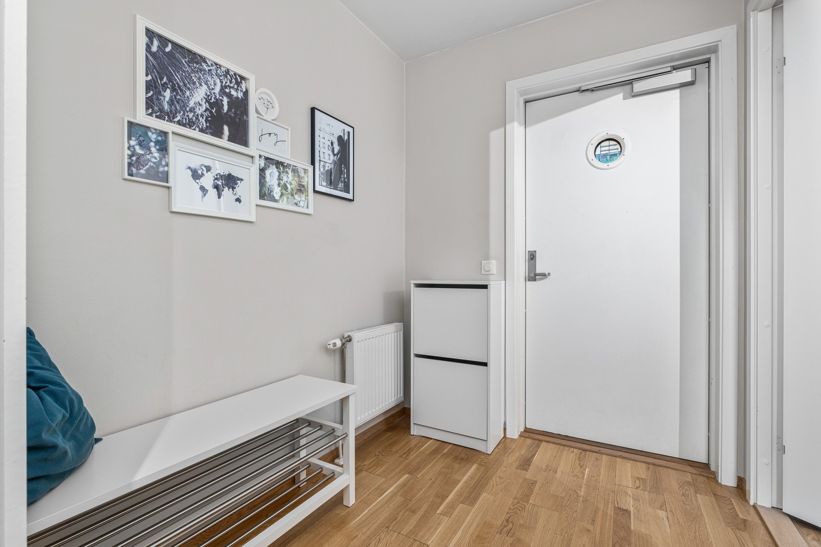 God plass til å henge fra seg yttertøy og sko Galleribilde