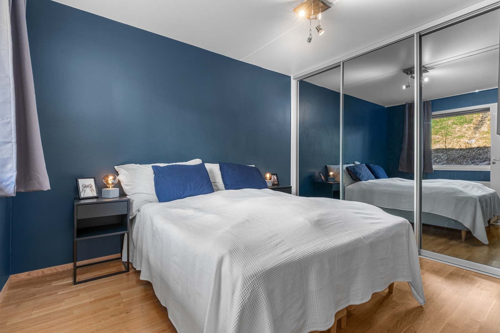 Romslig og fint soverom med skyvedørsgarderobe Galleribilde