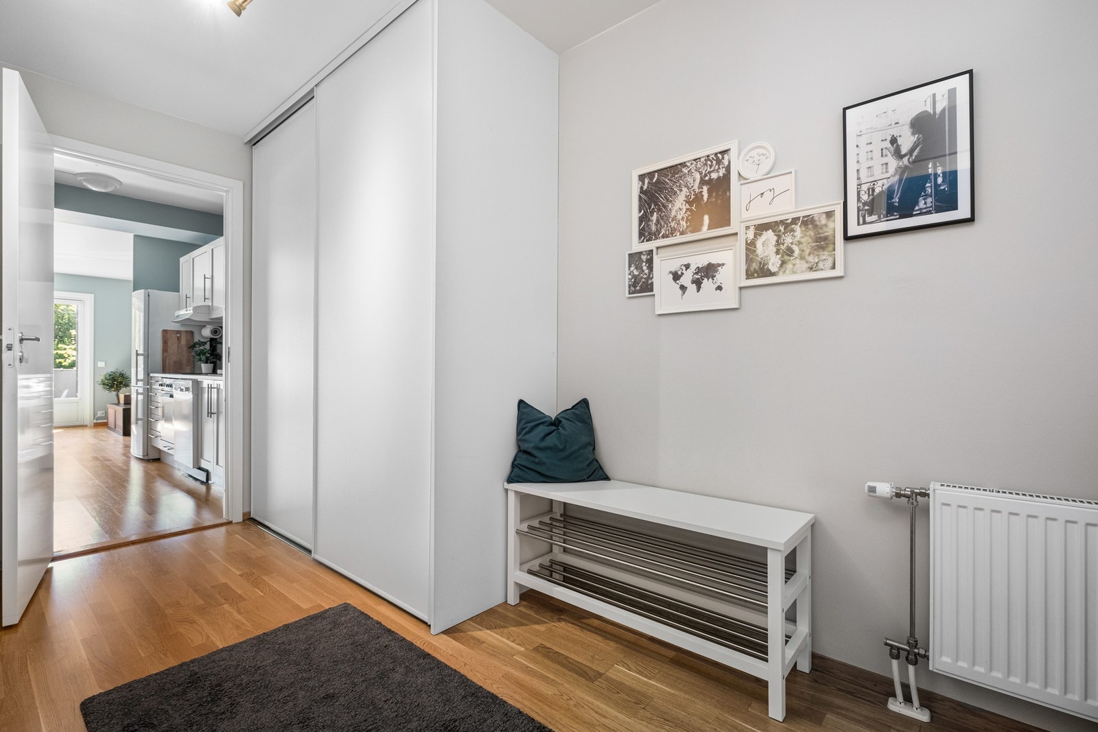 Pen og innbydende entré med garderobeskap Galleribilde