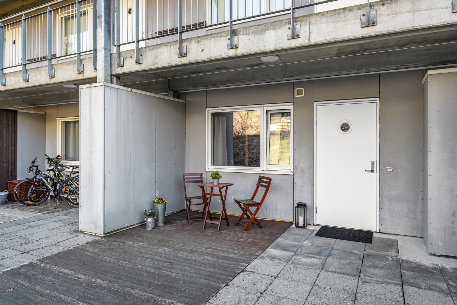 Leiligheten har egen inngang, samt terrasse Galleribilde