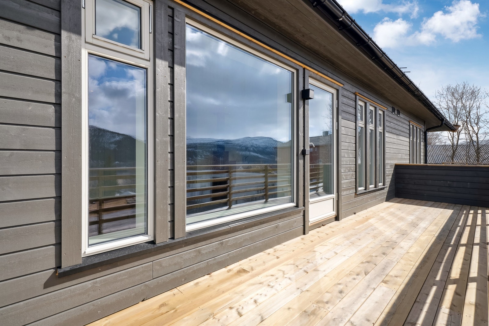 Romslig terrasse på 15m². Vestvendt med gode sol- og utsiktsforhold. Galleribilde
