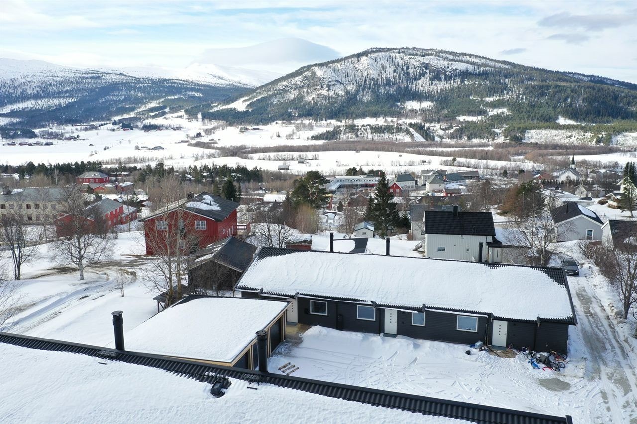 Gangavstand ned til Steia. Beliggende i et rolig boligområde. Galleribilde